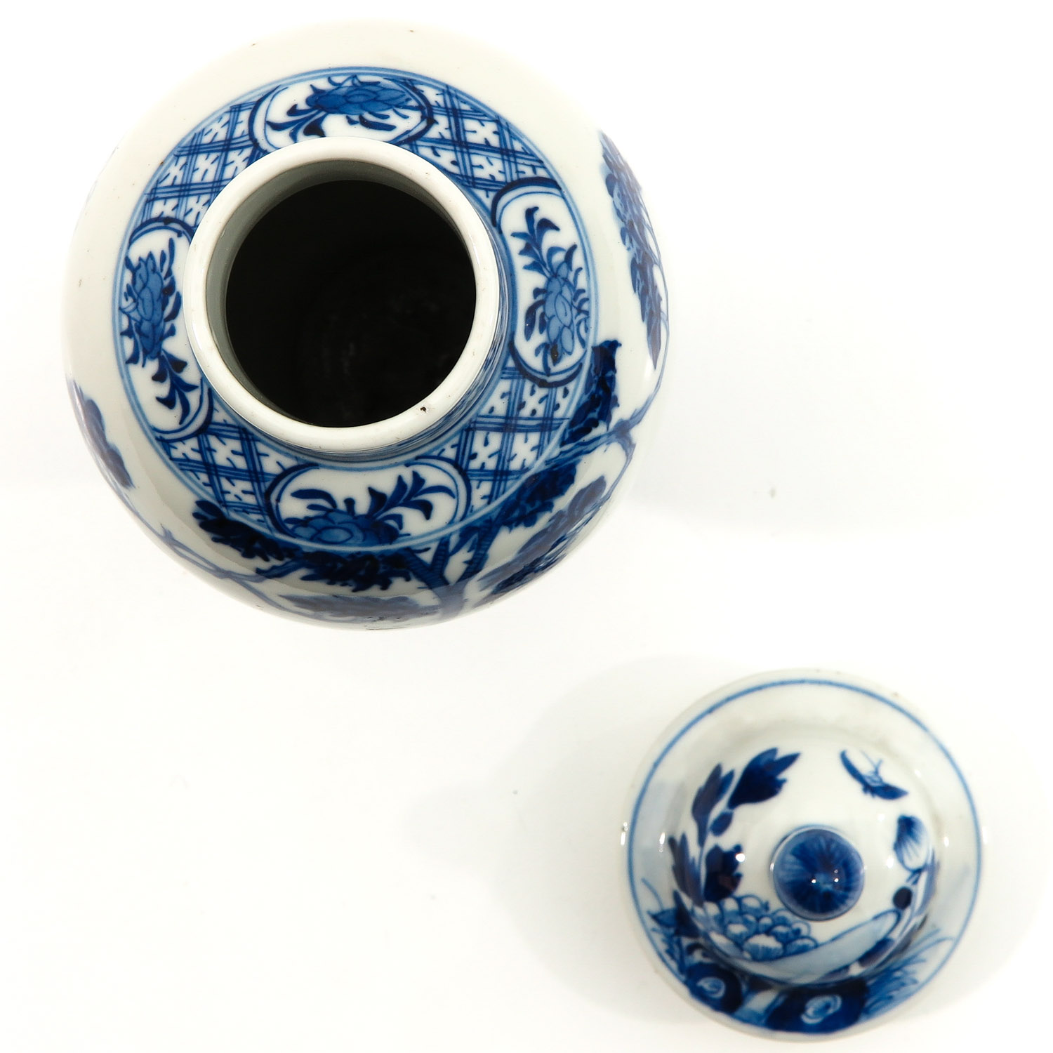 A Blue and White Covered Vase - Image 5 of 9