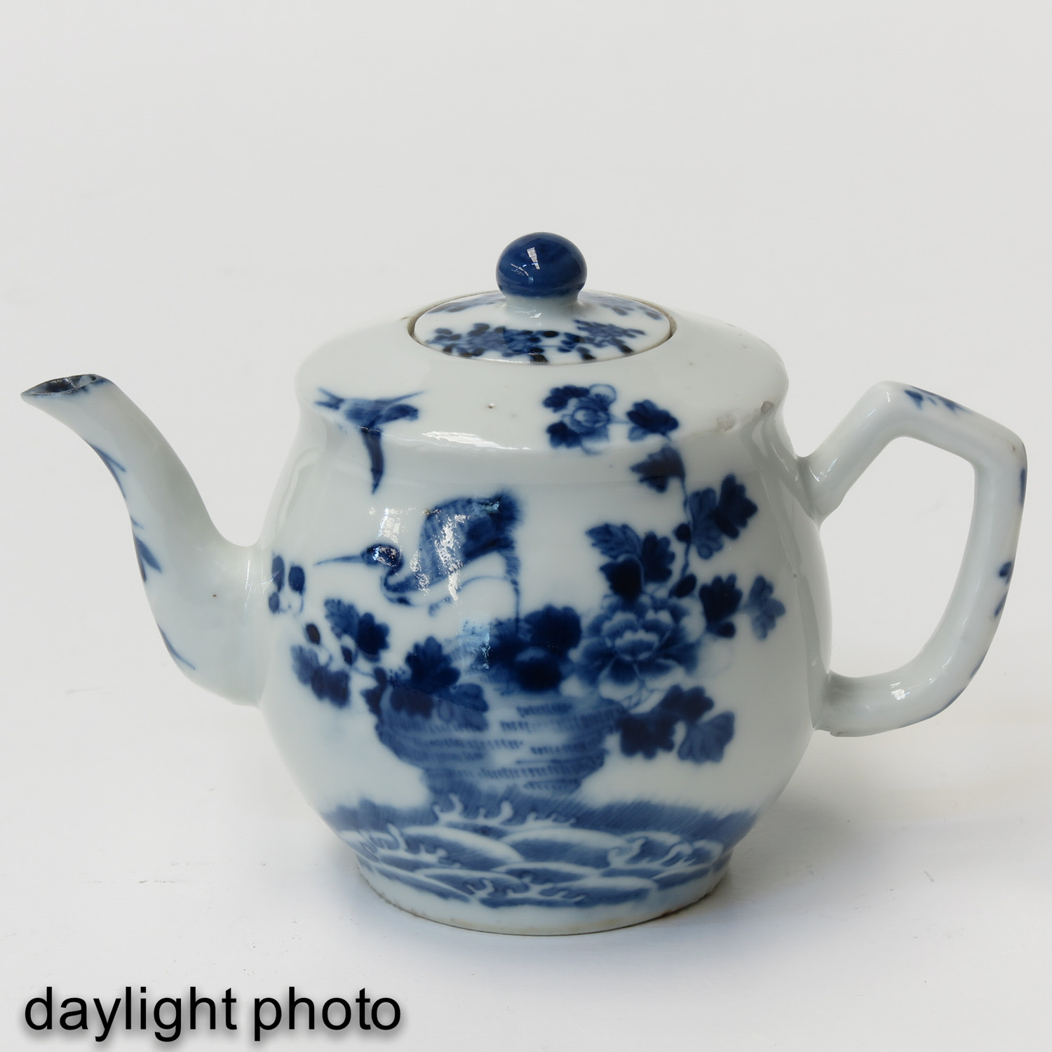 A Blue and White Teapot - Image 6 of 8