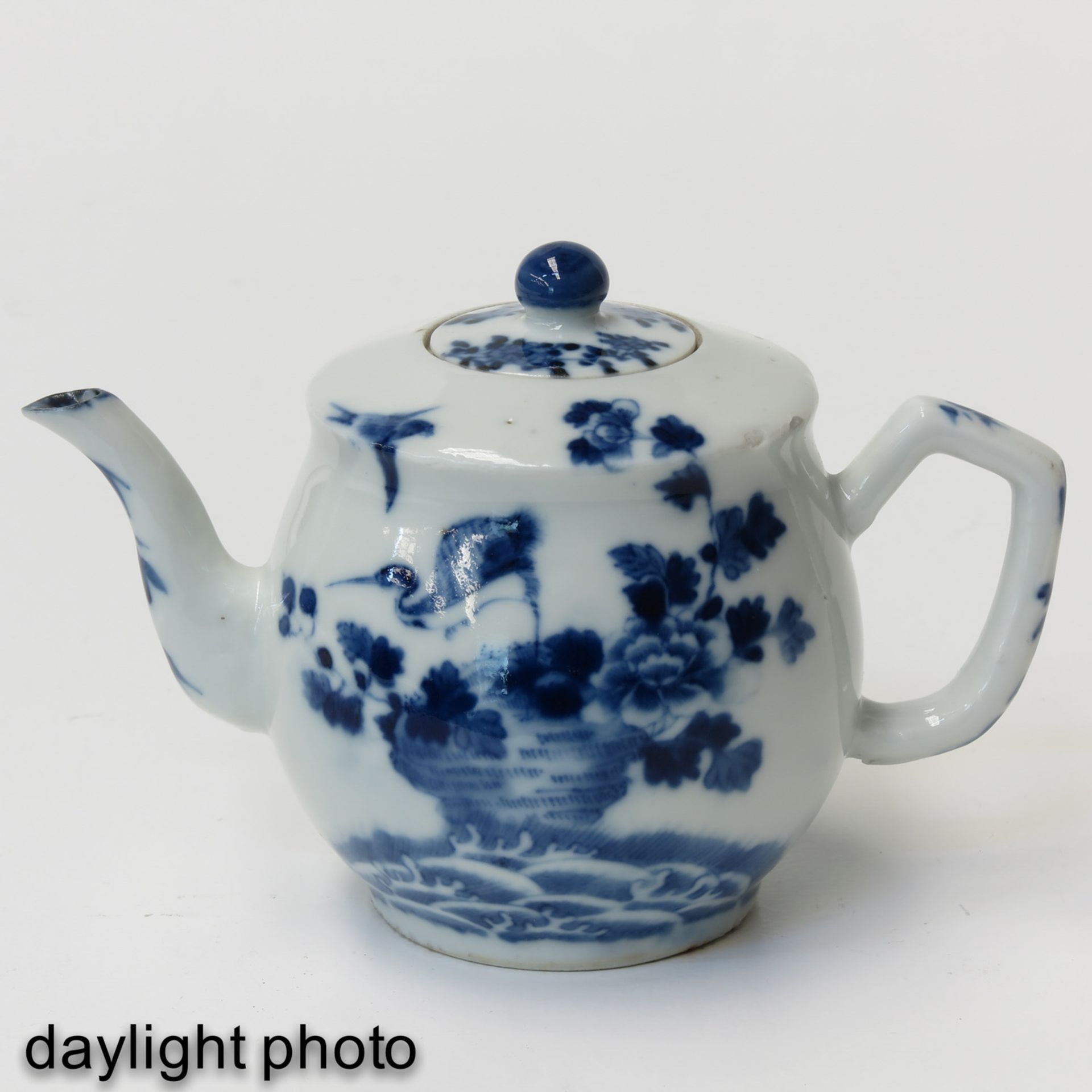 A Blue and White Teapot - Bild 6 aus 8