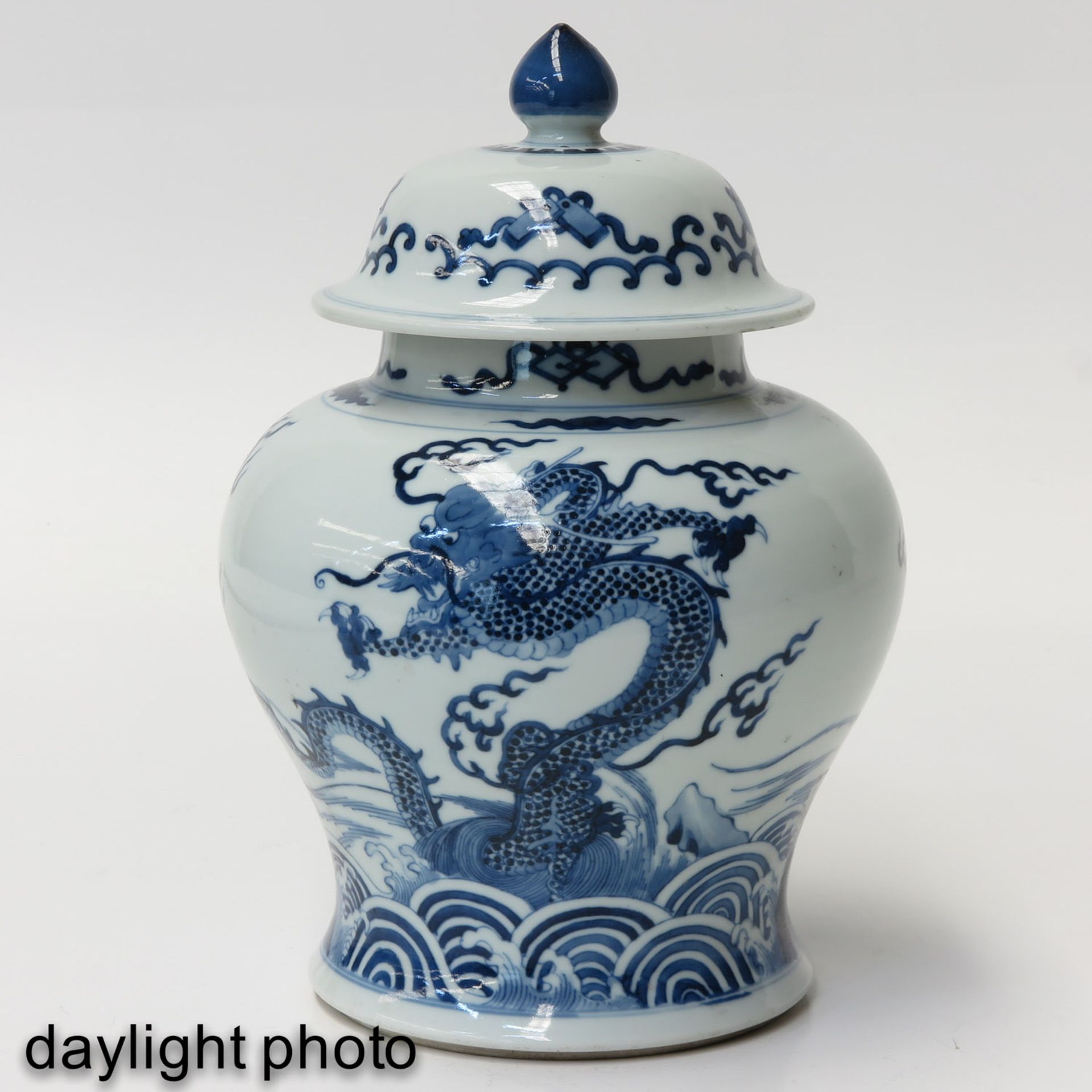 A Blue and White Vase with Cover - Bild 7 aus 10