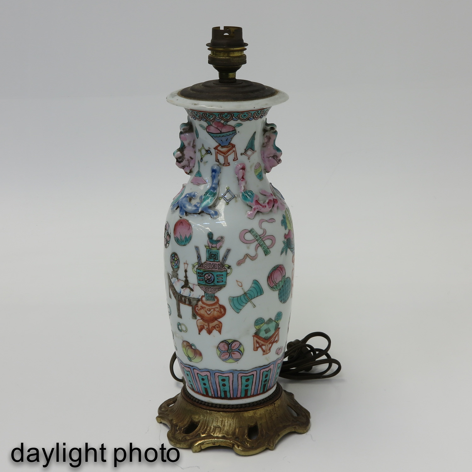 A Cantonese Porcelain Lamp - Image 7 of 10