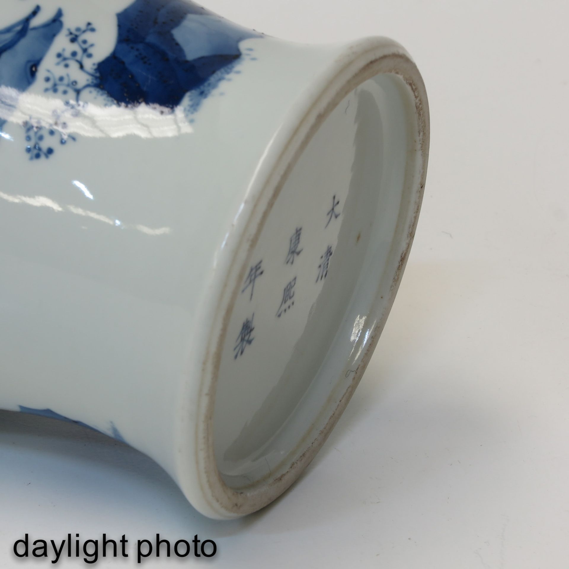 A Blue and White Vase - Bild 8 aus 9