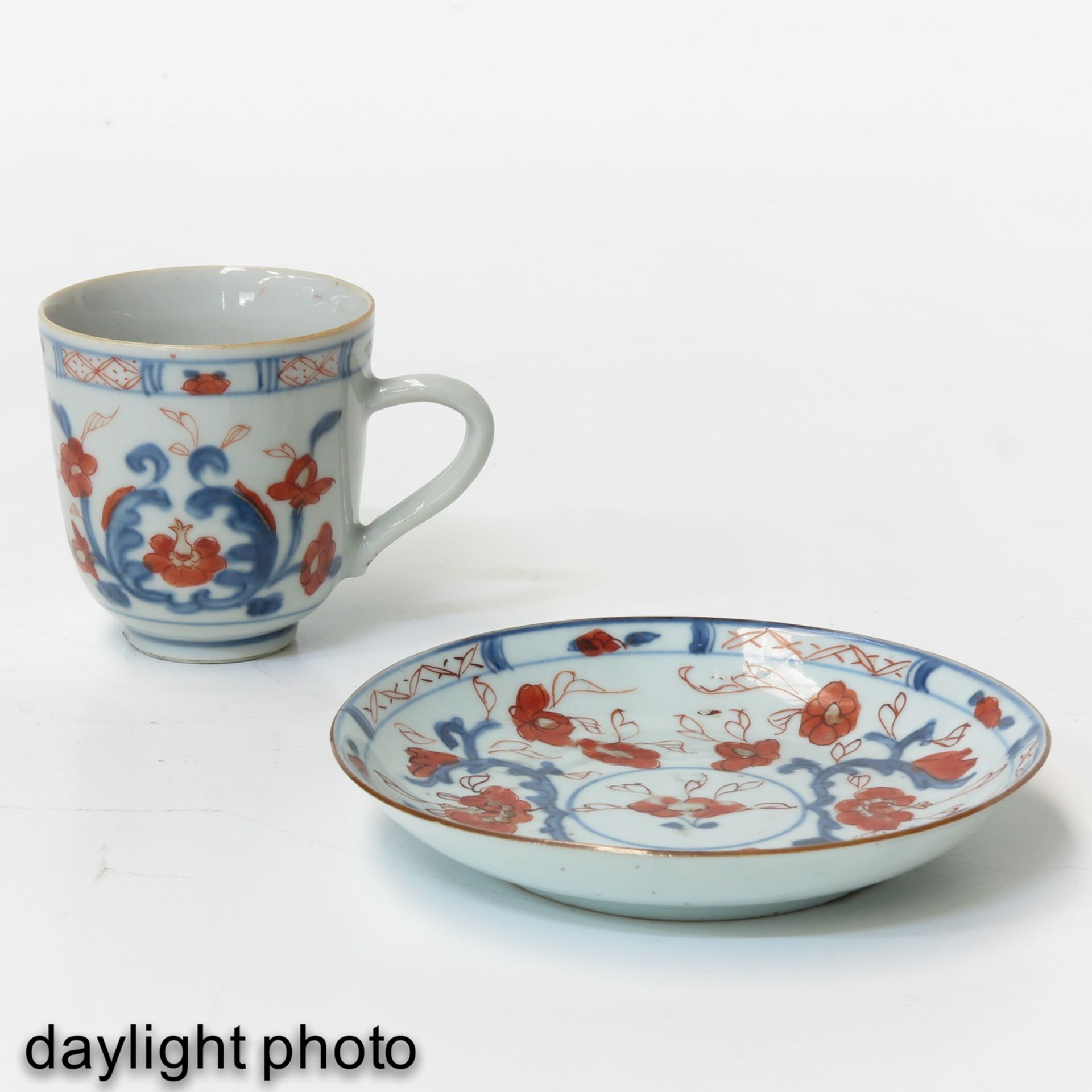 A Pair of Imari Cups and Saucers - Bild 7 aus 8