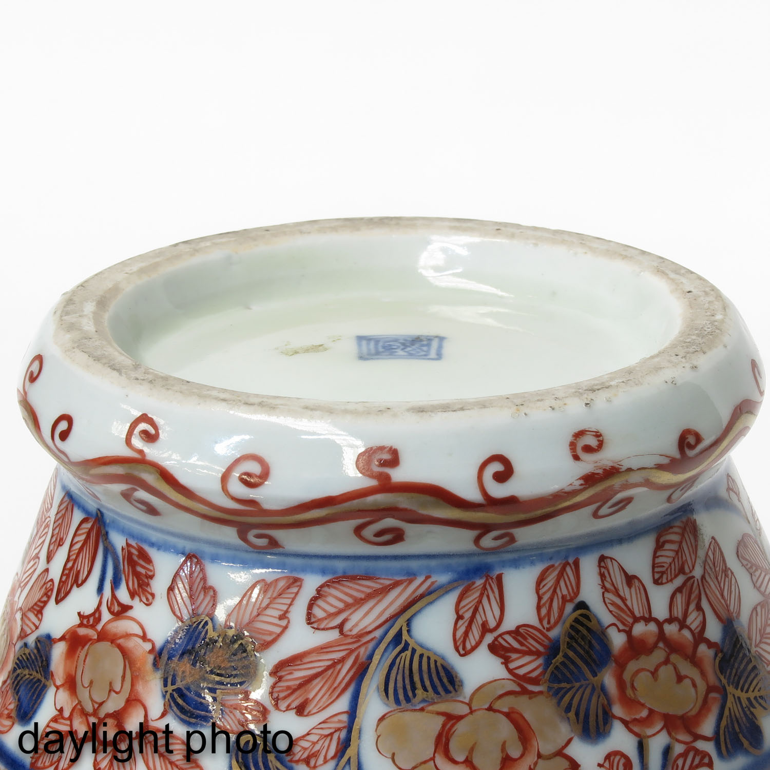 A Pair of Imari Vases and Covers - Image 8 of 10