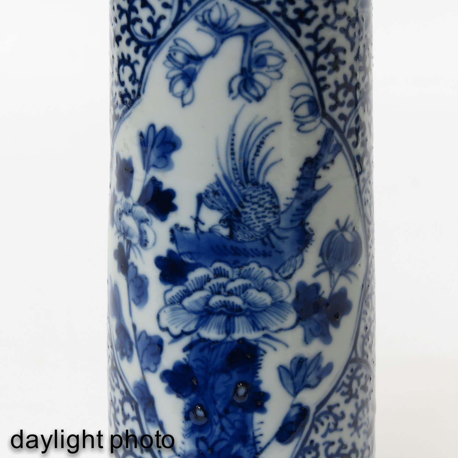 A Pair of Blue and White Vases - Image 10 of 10