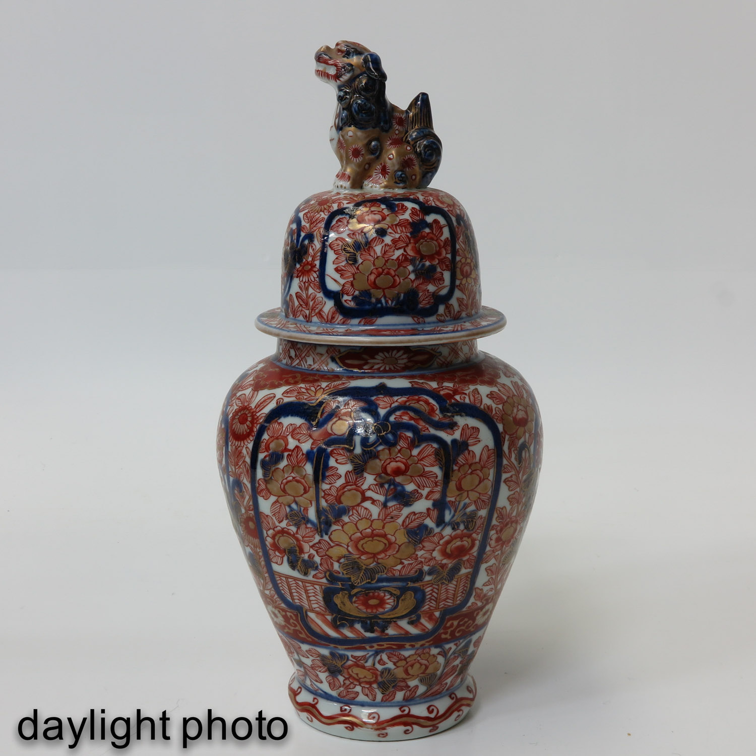 A Pair of Imari Vases and Covers - Image 7 of 10