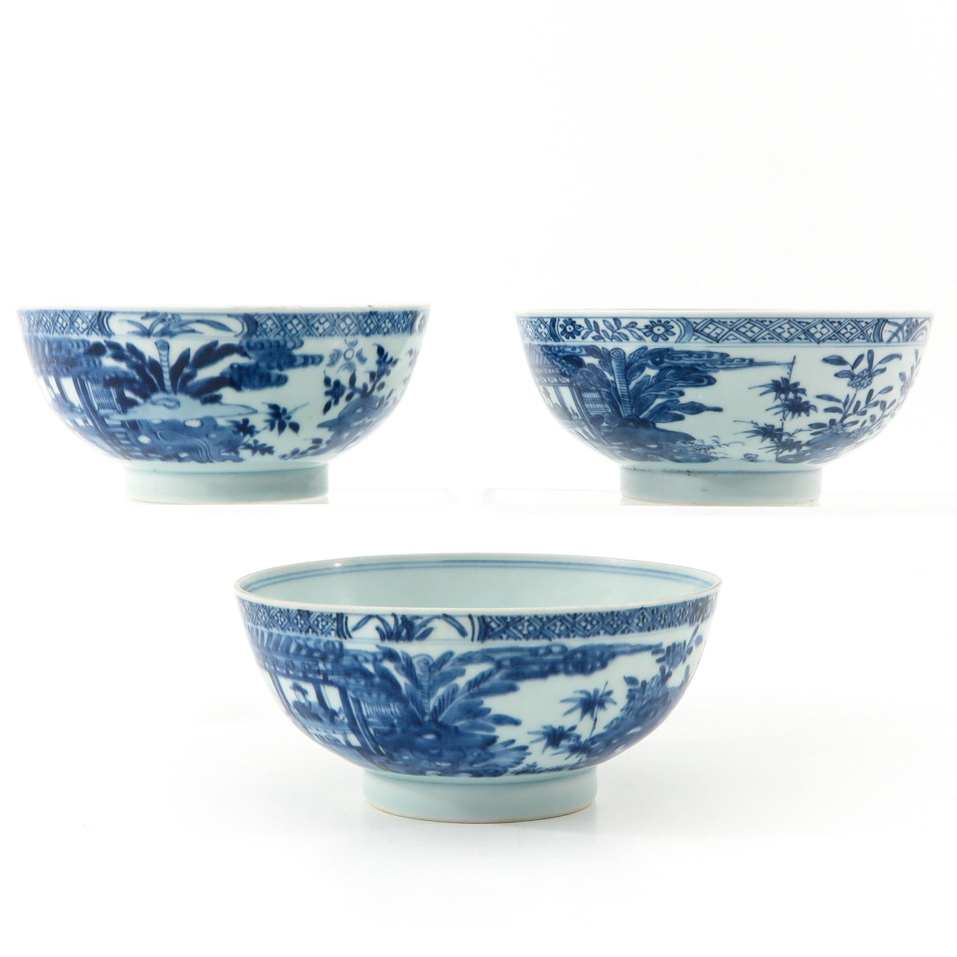 A Series of 3 Blue and White Bowls - Bild 3 aus 10
