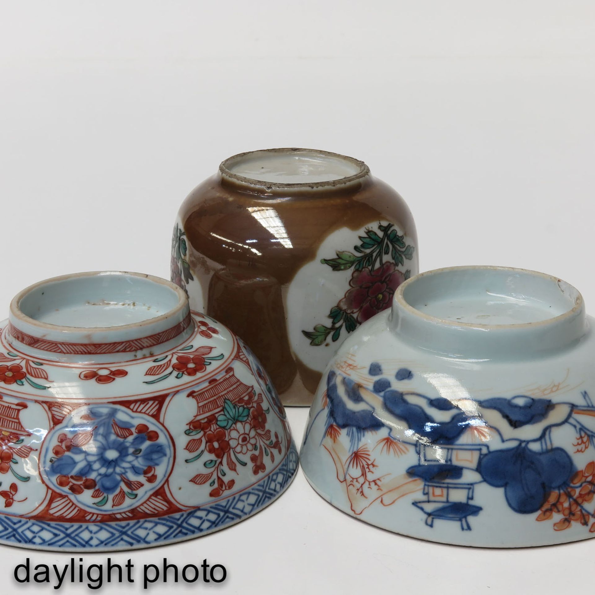 A Batavianware Jar and 2 Bowls - Bild 8 aus 9