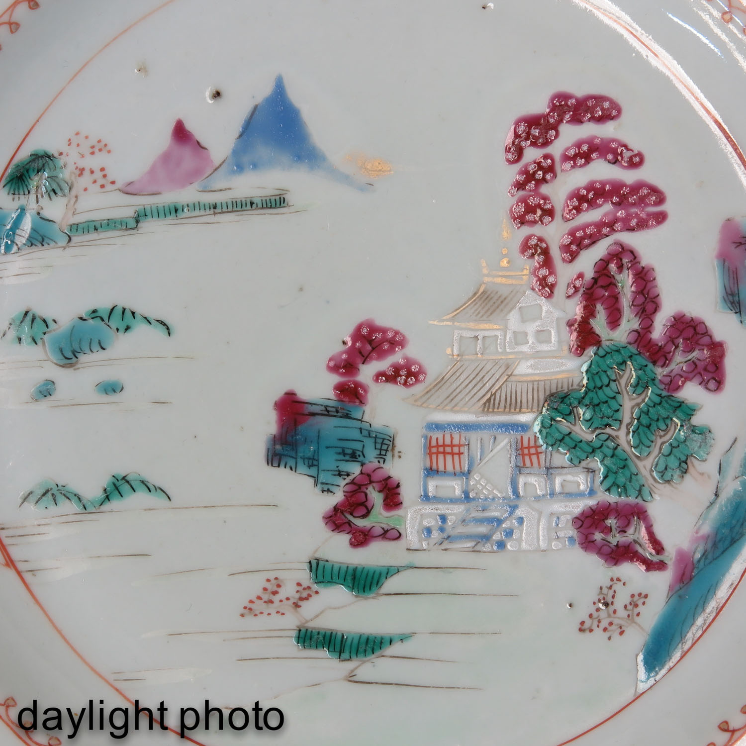 A Lot of 4 Famille Rose Plates - Image 9 of 10