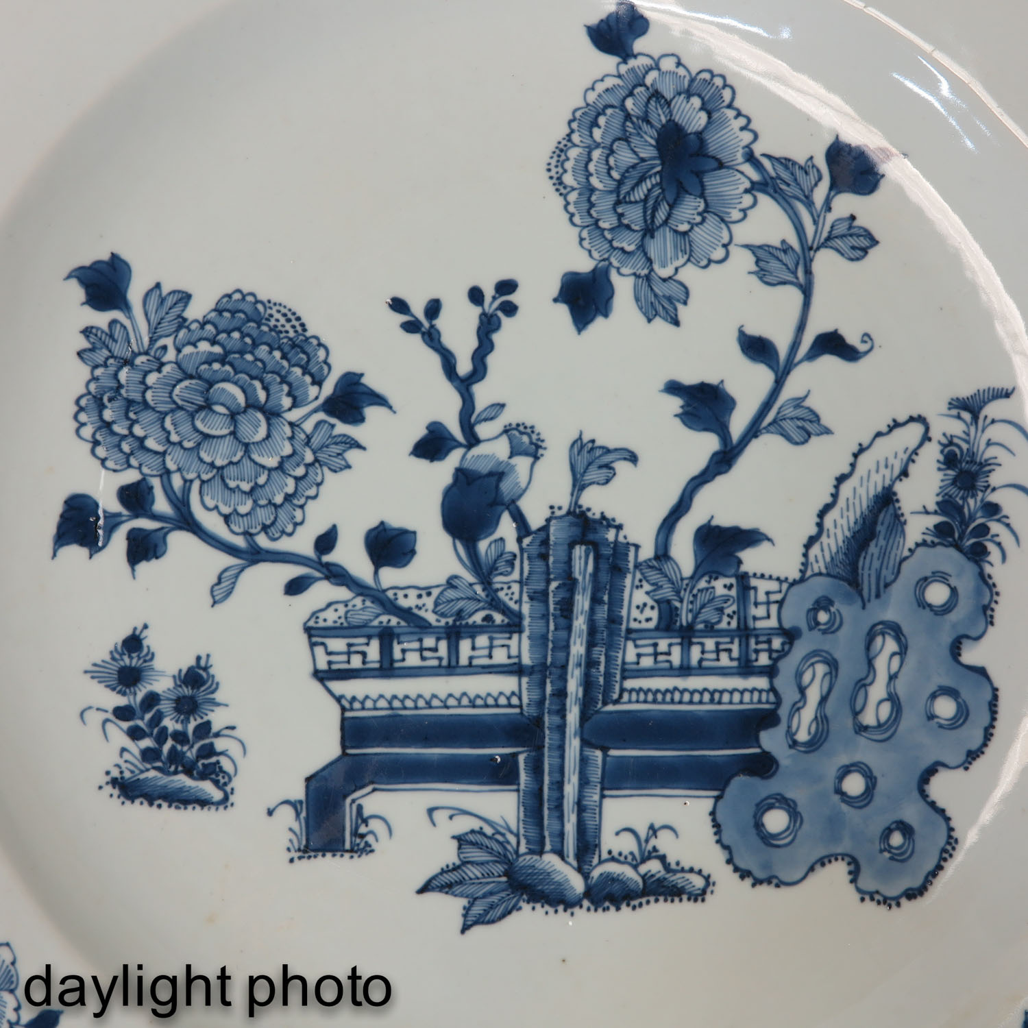 A Blue and White Charger - Image 7 of 7