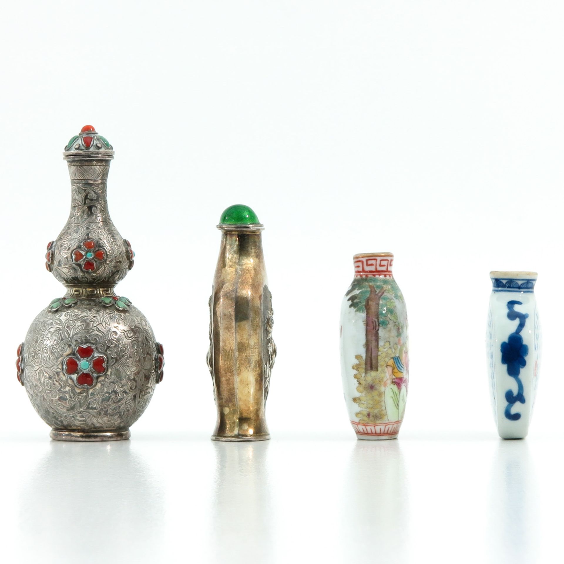A Diverse Collection of 4 Snuff Bottles - Bild 4 aus 10