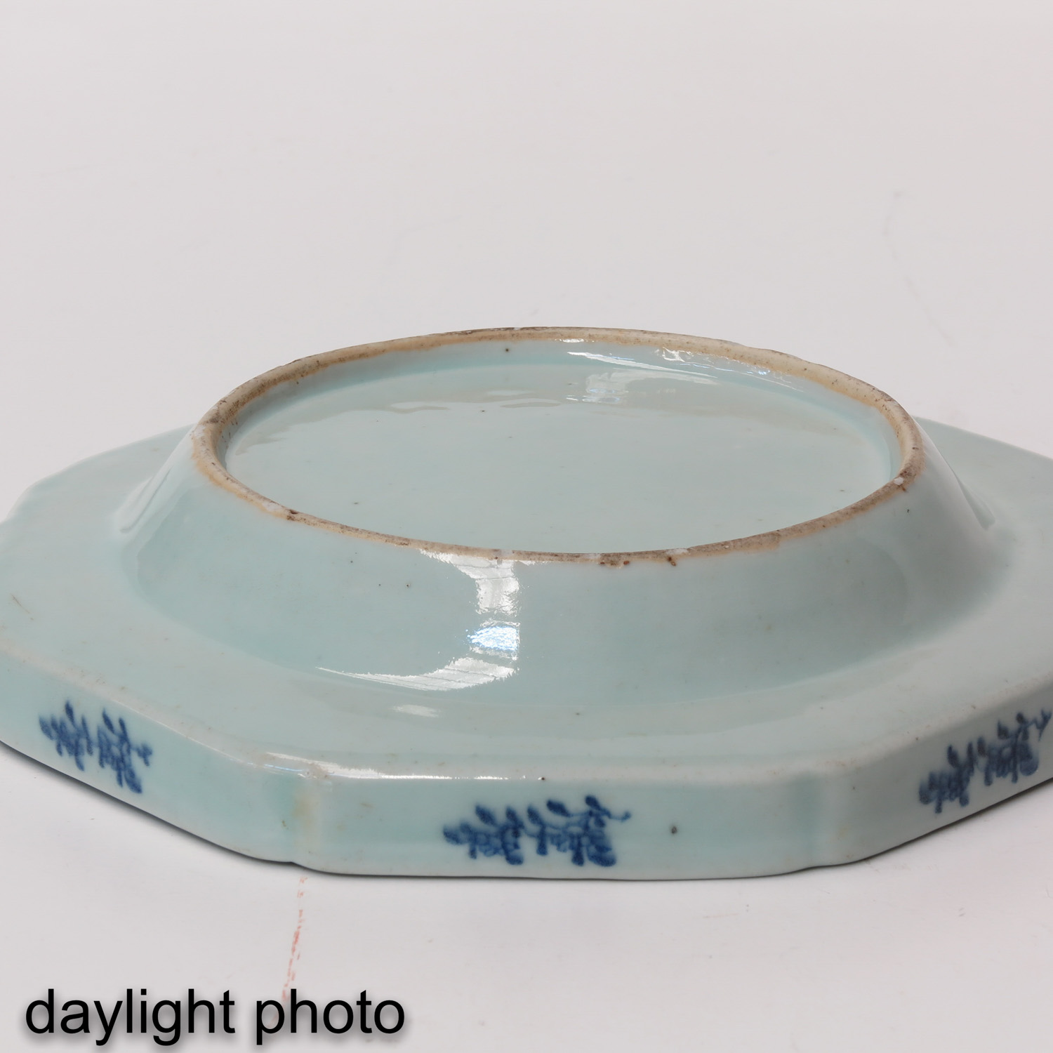 A Blue and White Plate Warmer - Image 4 of 6