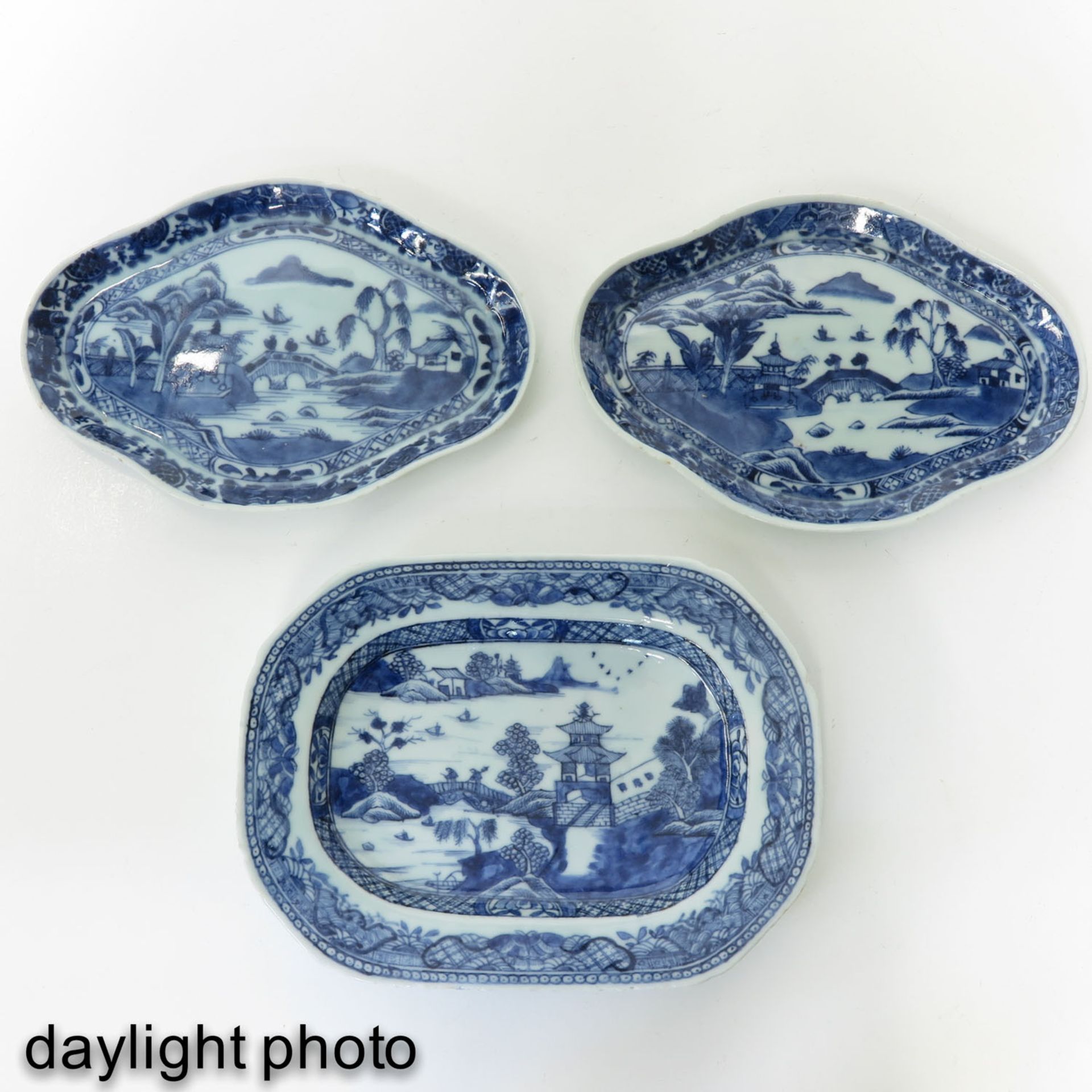 A Lot of 3 Blue and White Trays - Bild 9 aus 10