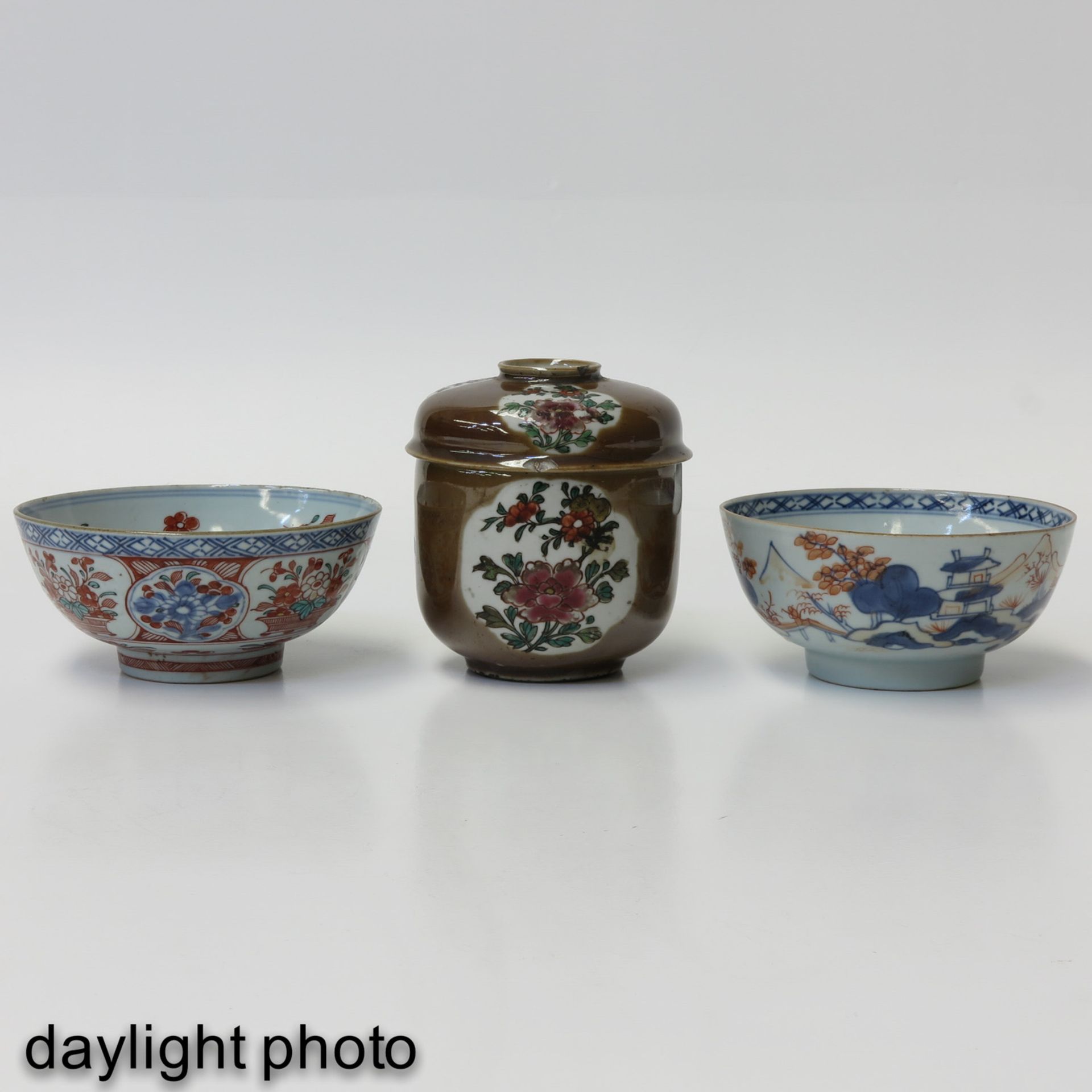 A Batavianware Jar and 2 Bowls - Bild 7 aus 9