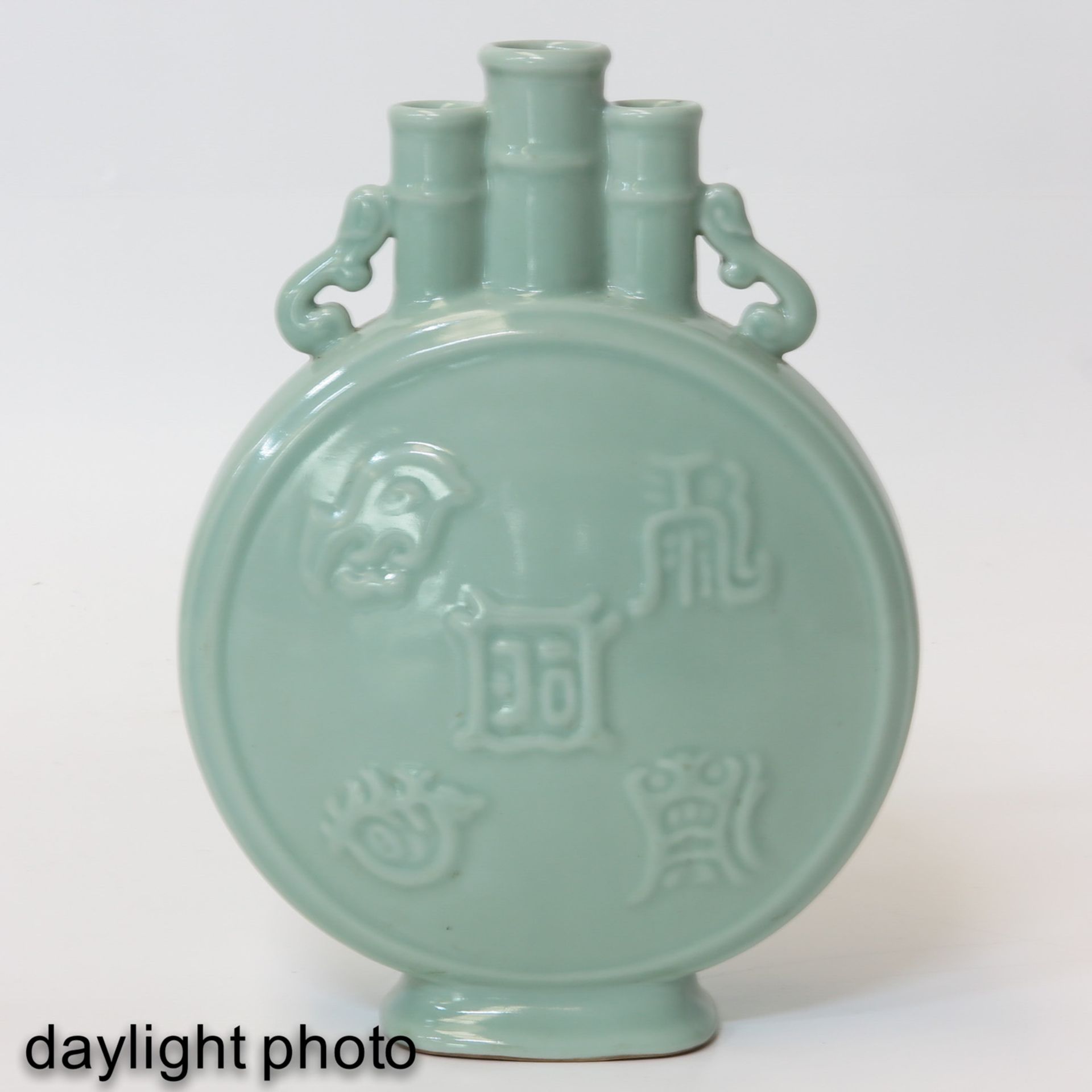 A Celadon Moon Bottle Vase - Bild 7 aus 10