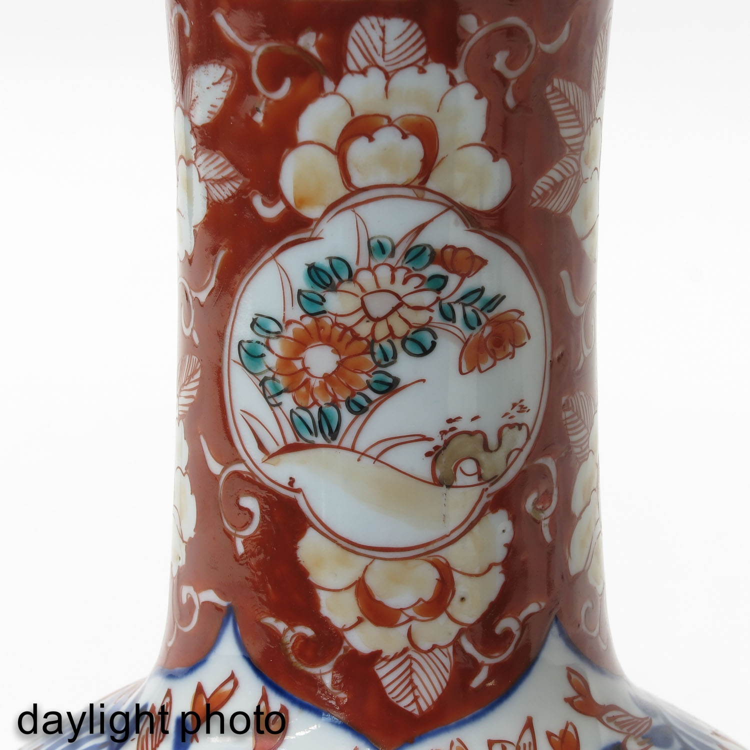 An Imari Bottle Vase - Image 9 of 9