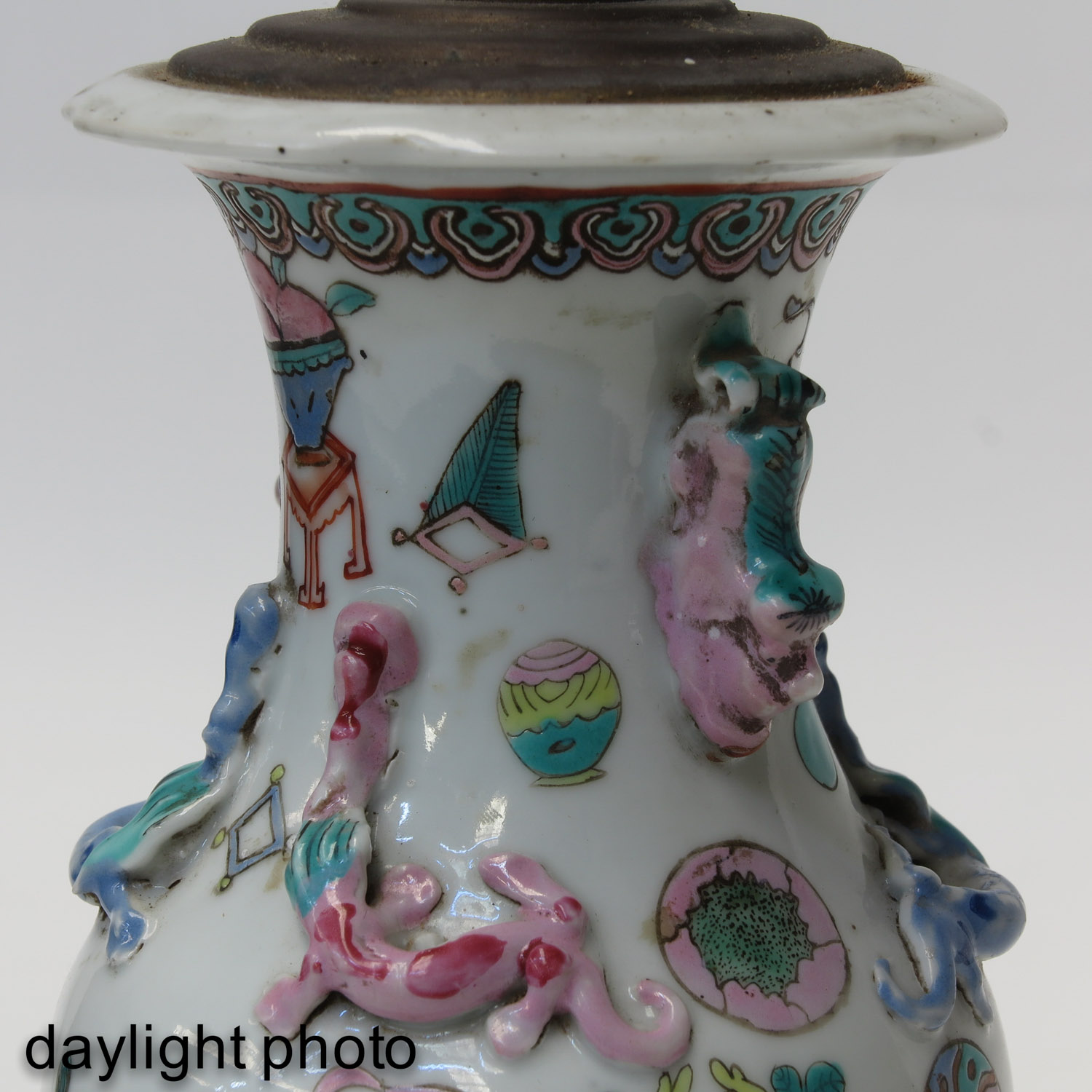 A Cantonese Porcelain Lamp - Image 9 of 10