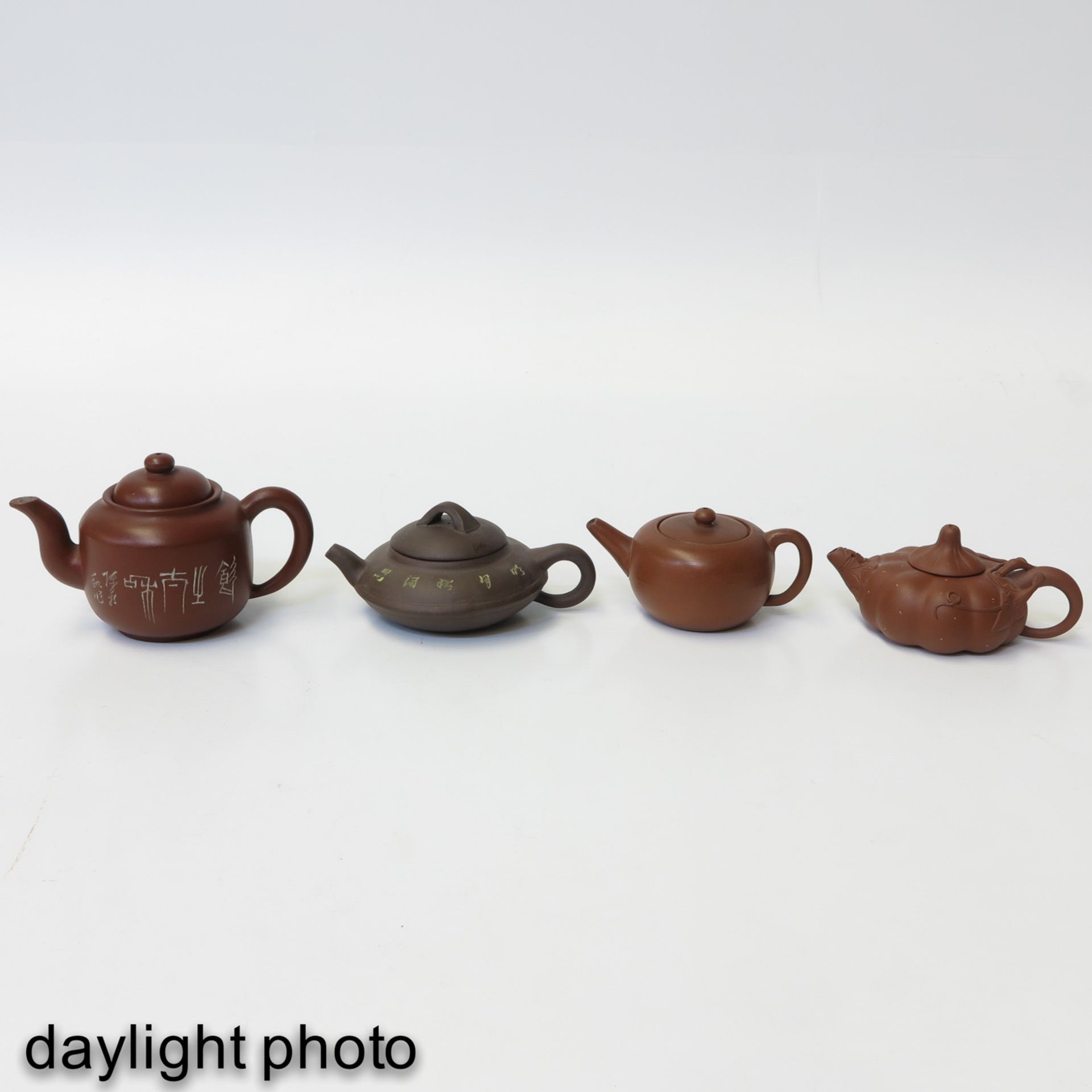 A Collection of 4 Yixing Teapots - Bild 7 aus 10