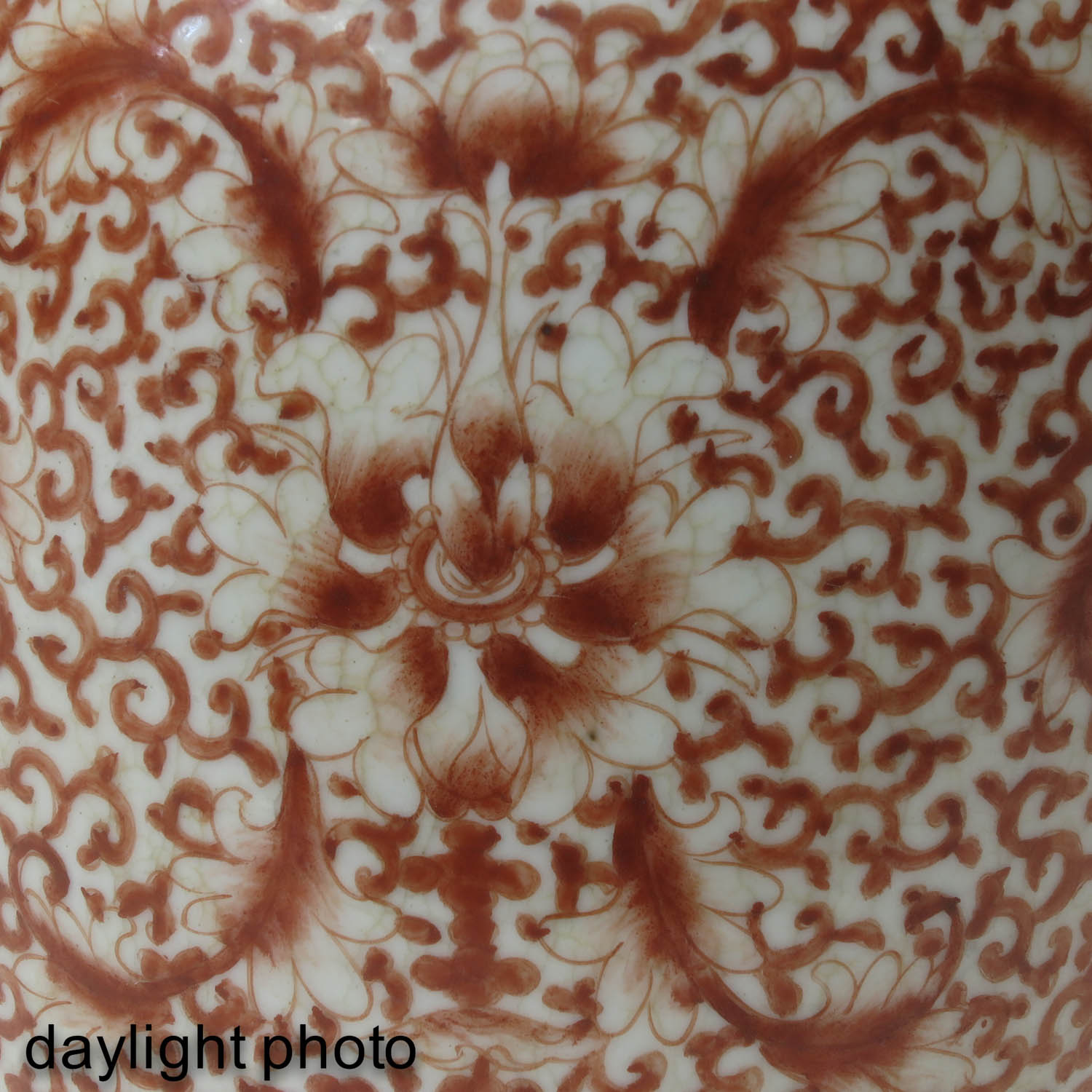 A Red Floral Decor Vase - Image 9 of 9