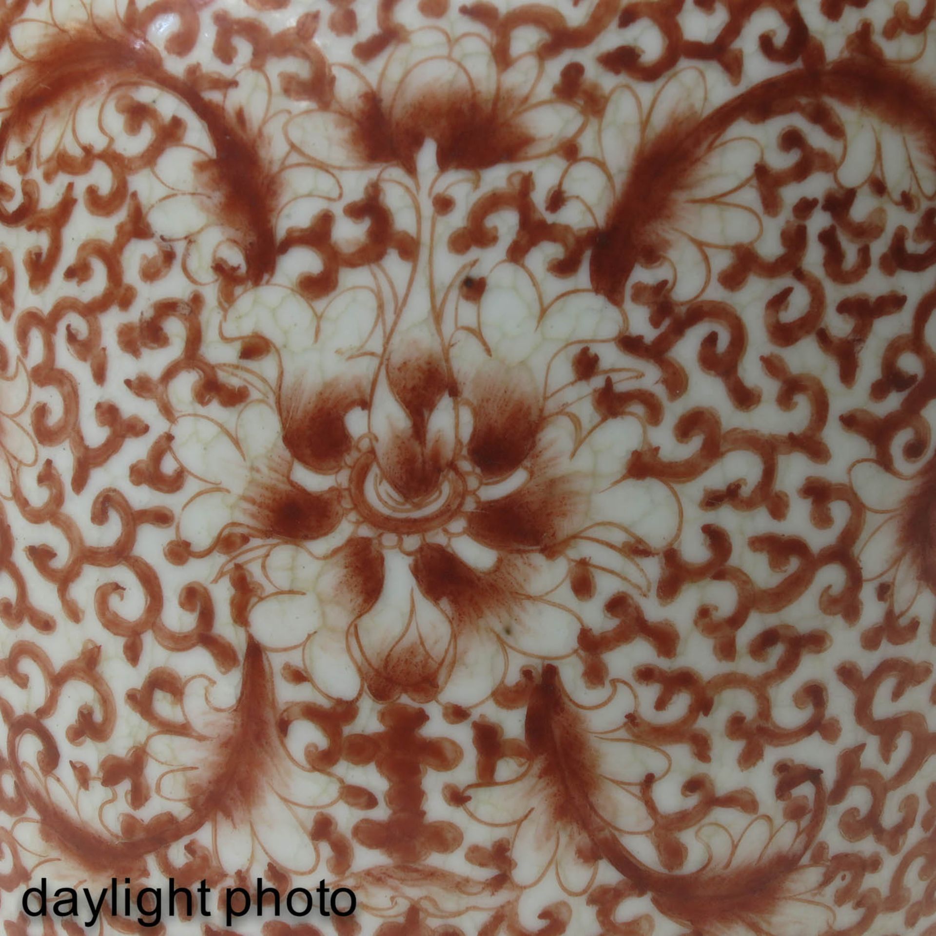 A Red Floral Decor Vase - Bild 9 aus 9
