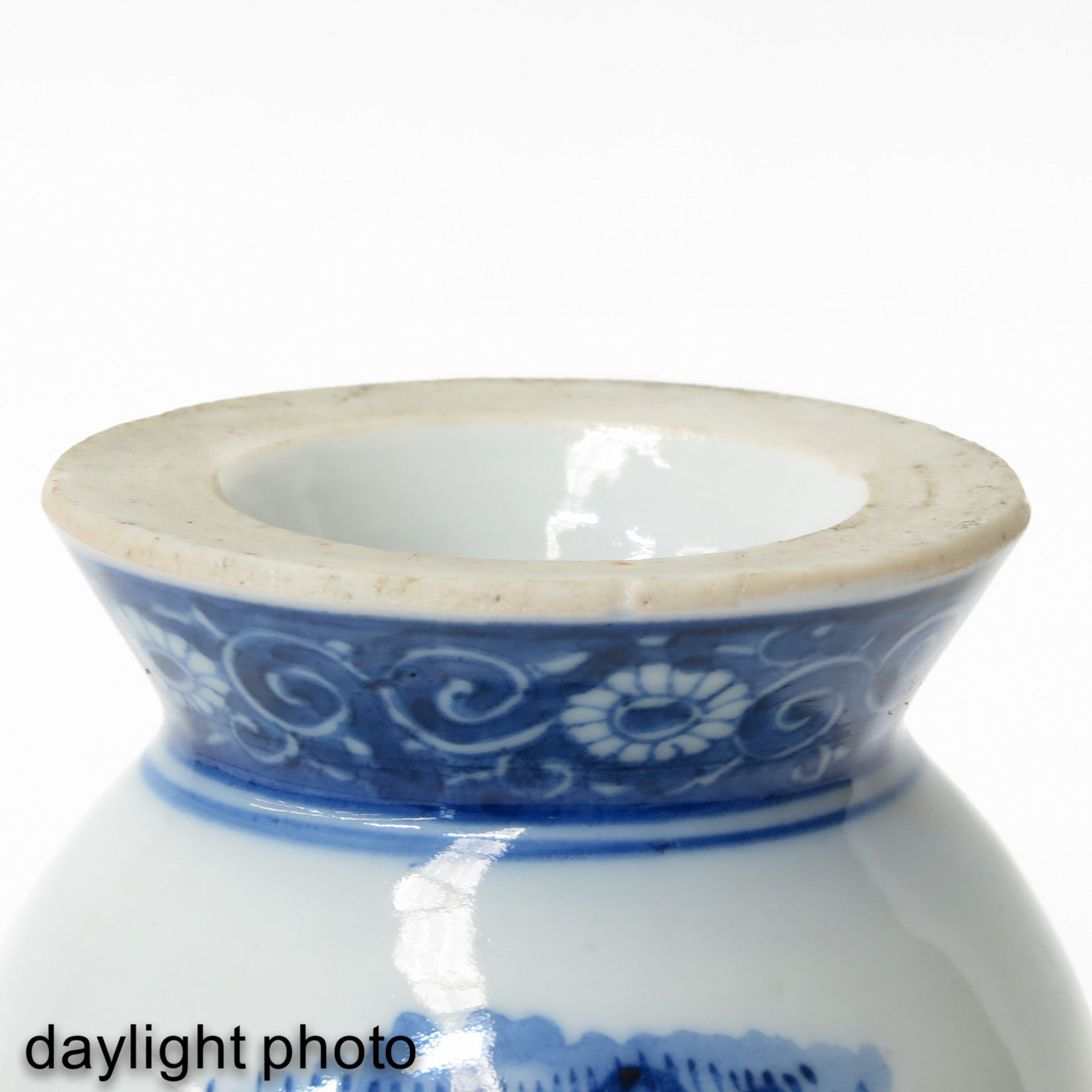 A Blue and White Vase - Bild 8 aus 9