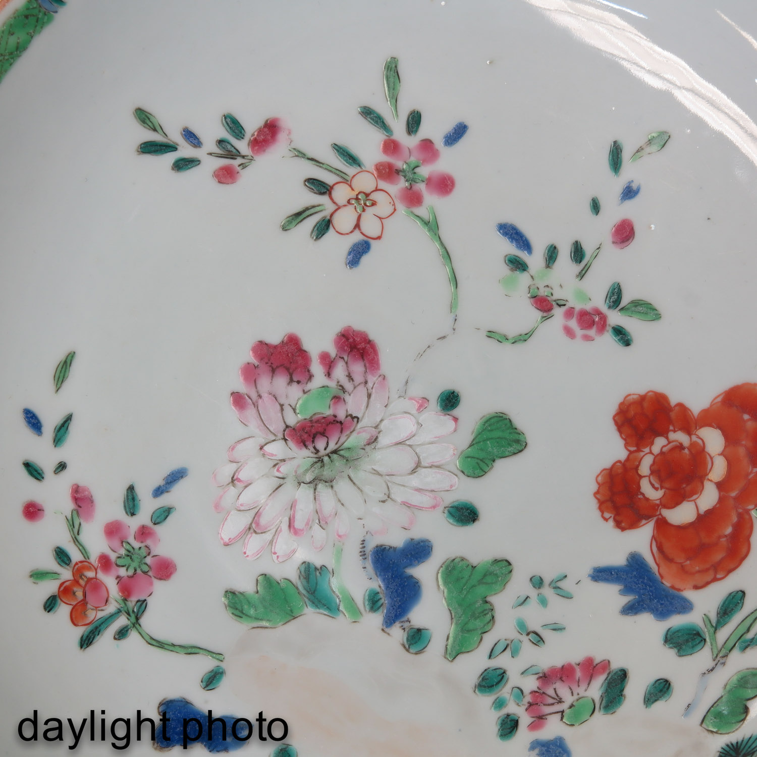 A Lot of 2 Famille Rose Plates - Image 9 of 10