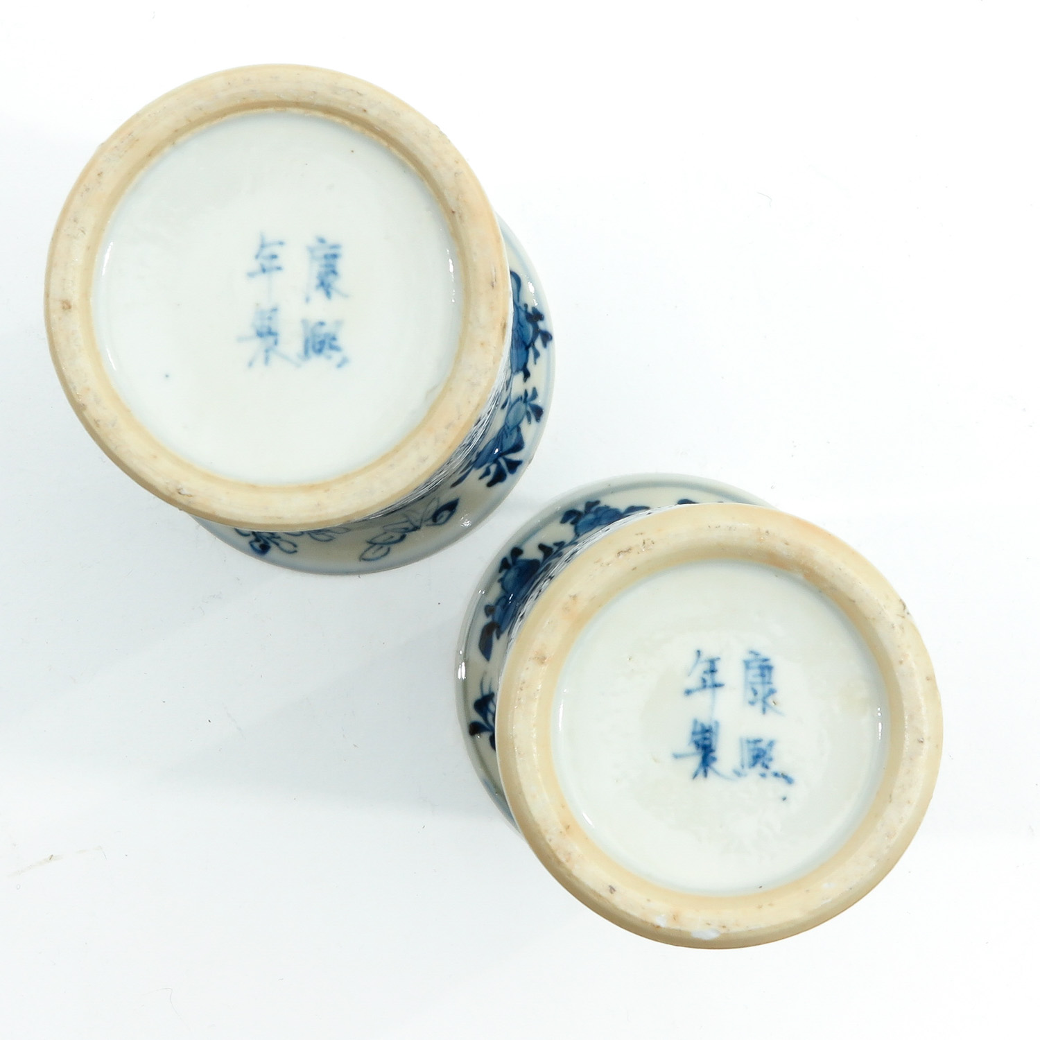 A Pair of Blue and White Vases - Image 6 of 10