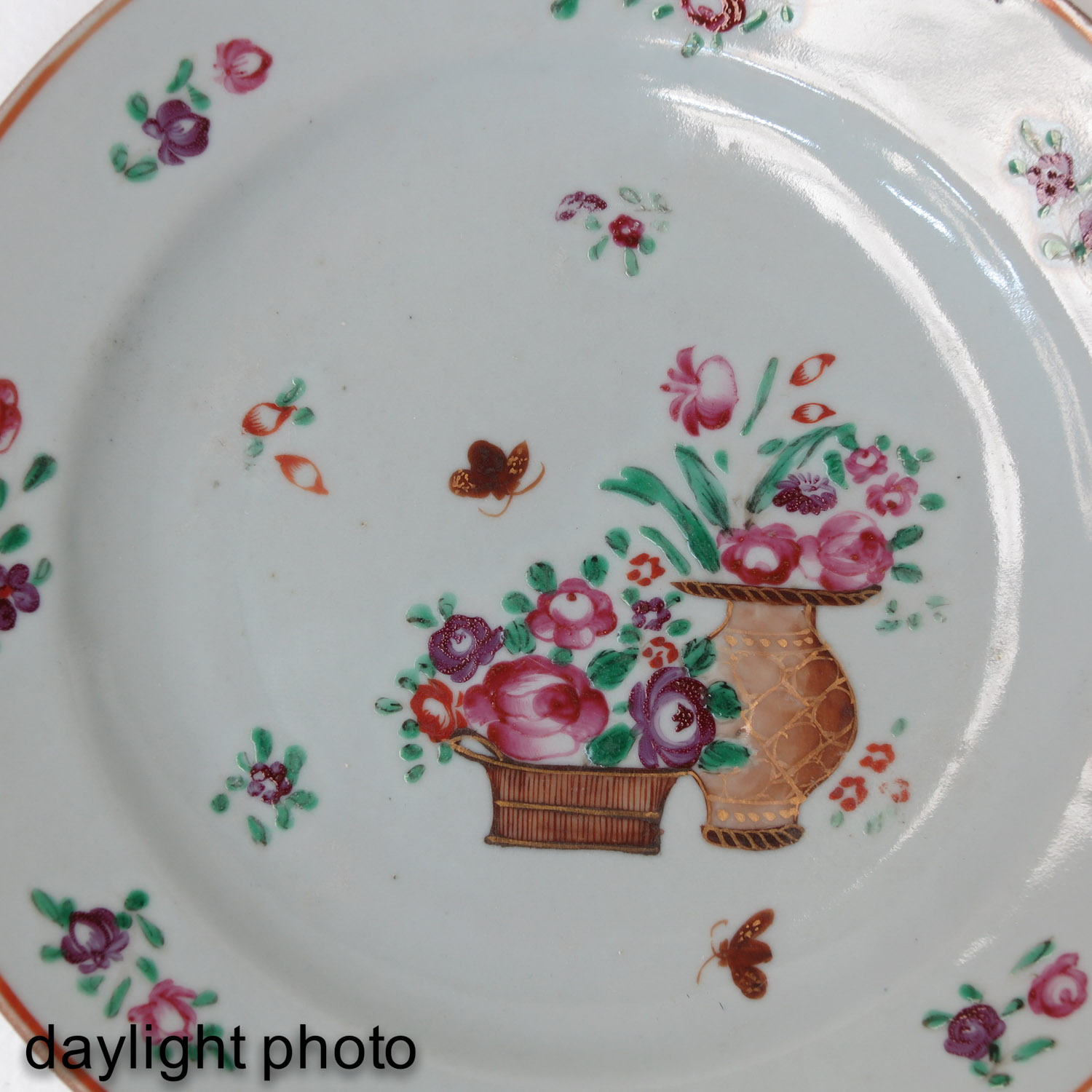 A Series of 4 Famille Rose Plates - Image 10 of 10