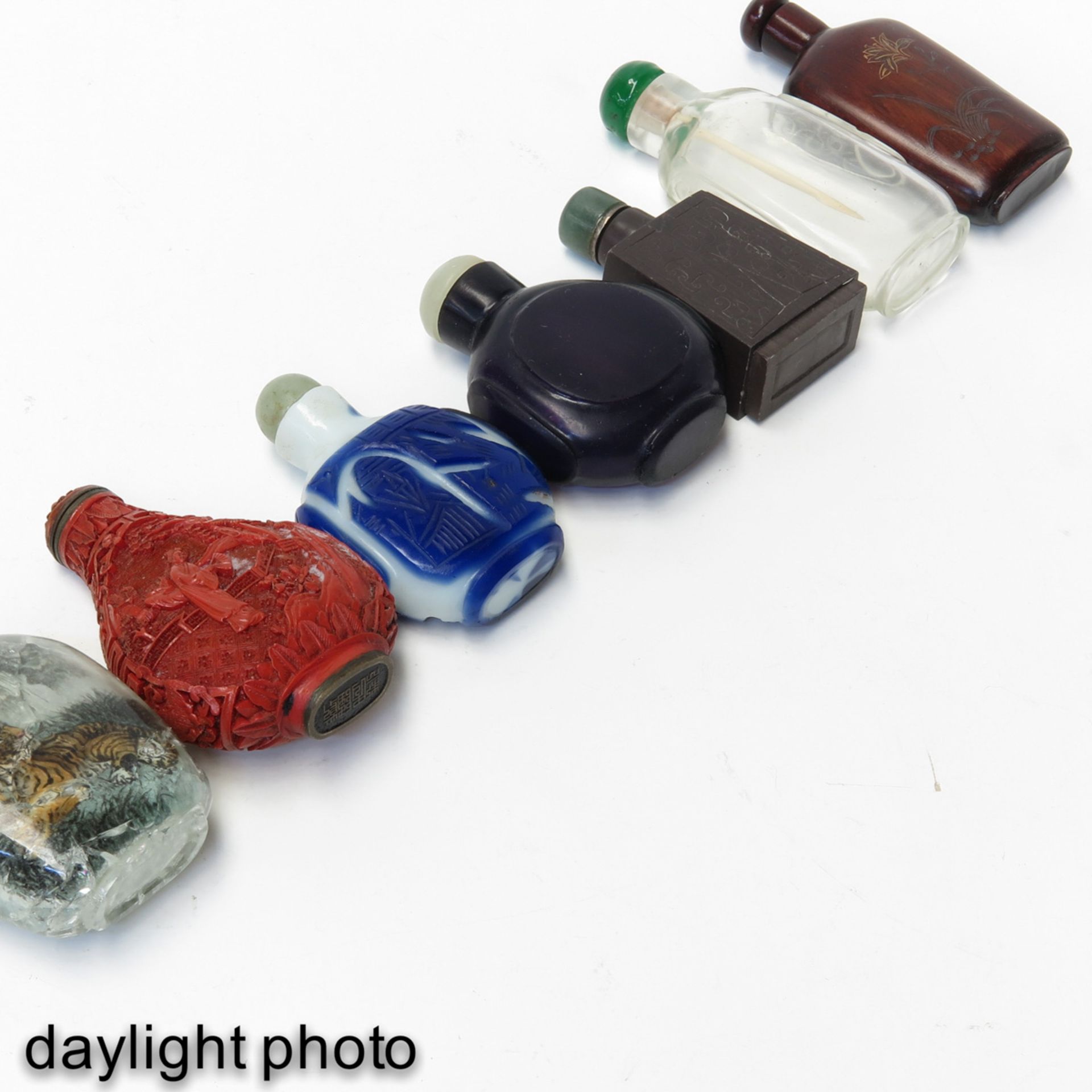 A Collection of 7 Snuff Bottles - Bild 8 aus 10