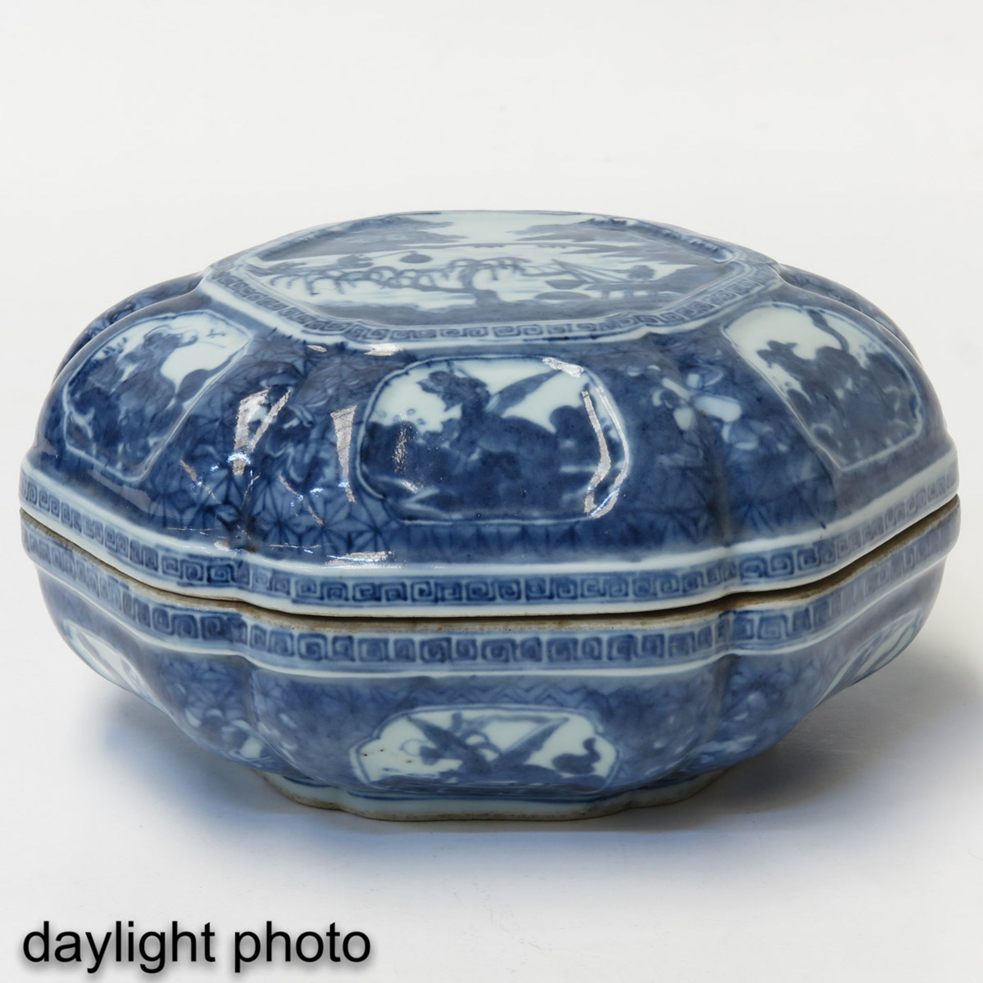 A Blue and White Dish with Cover - Image 7 of 10