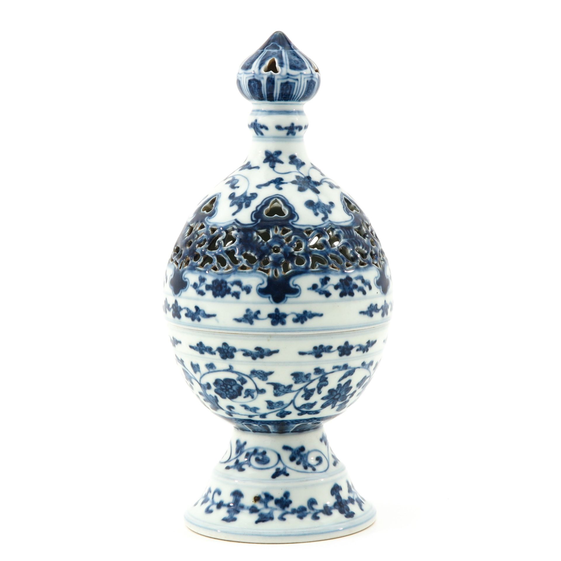 A Blue and White Censer with Cover - Image 3 of 10