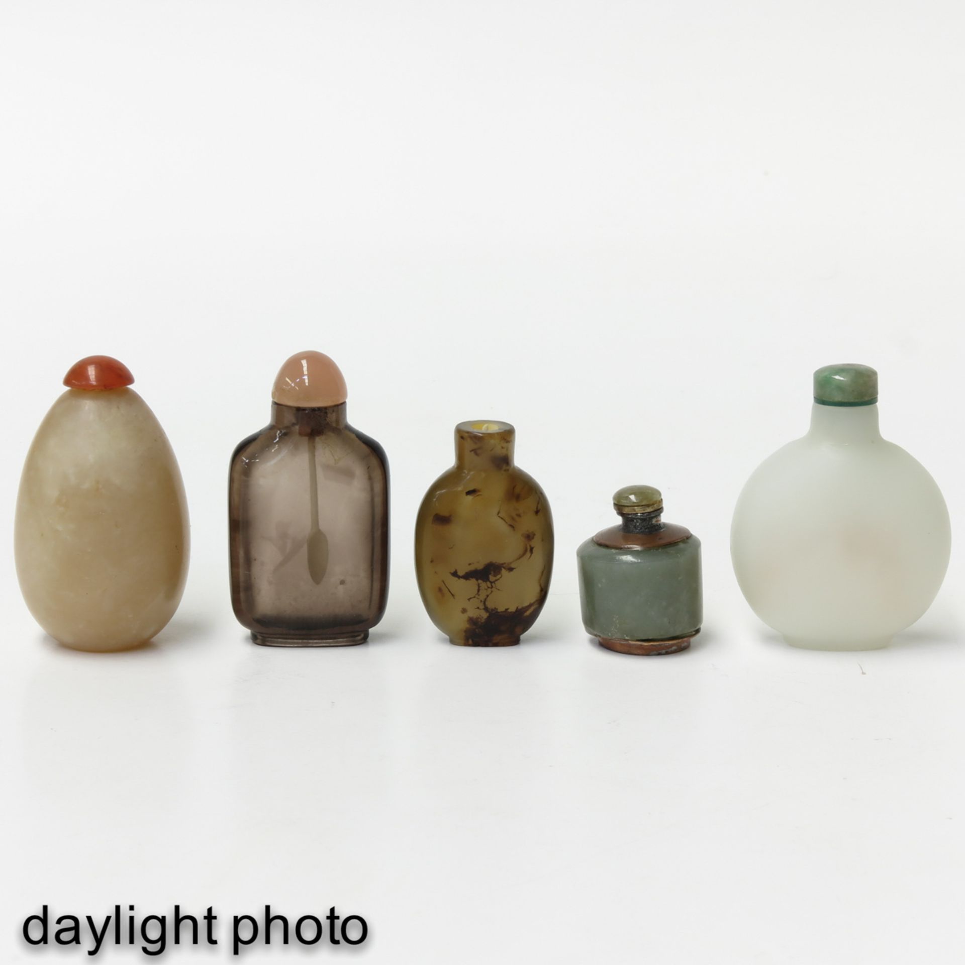 A Collection of 5 Snuff Bottles - Bild 7 aus 10