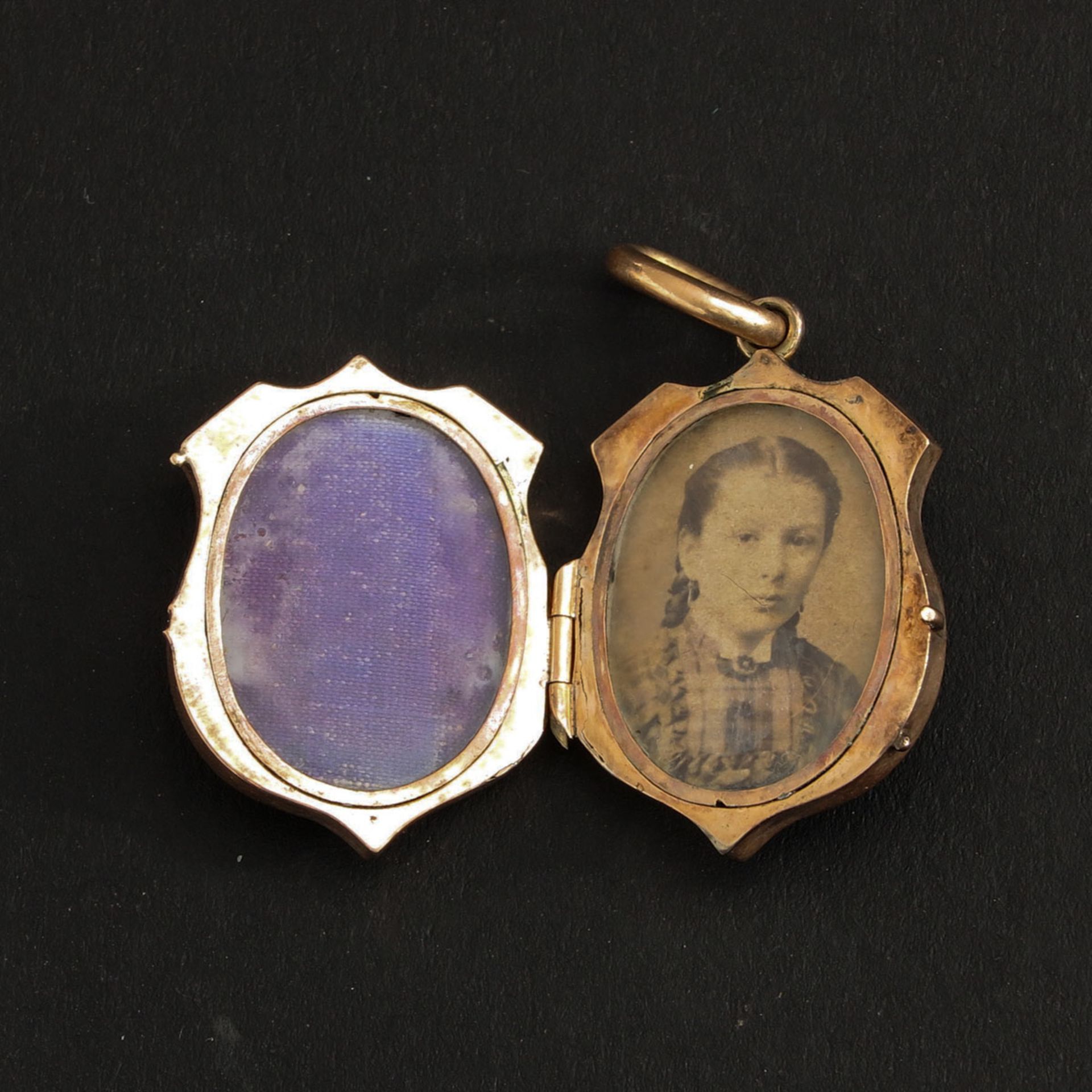 A Lot of Photo Medallions and Bible Clasp - Image 4 of 7