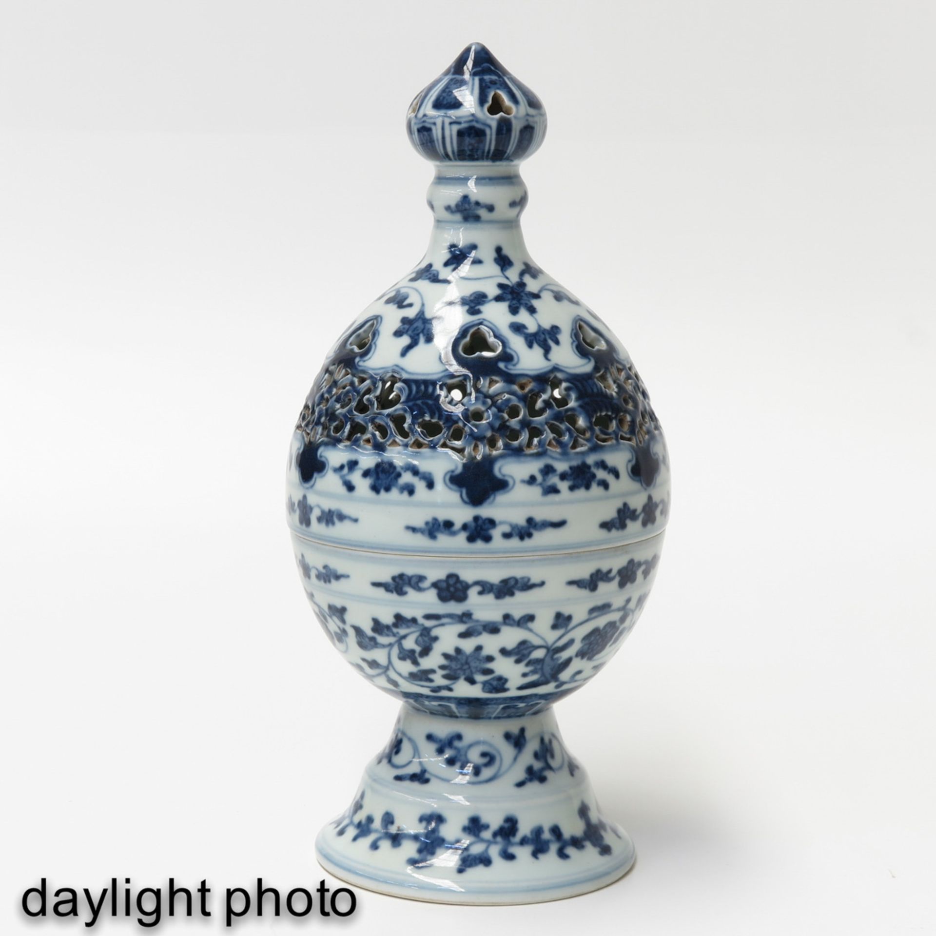 A Blue and White Censer with Cover - Image 7 of 10