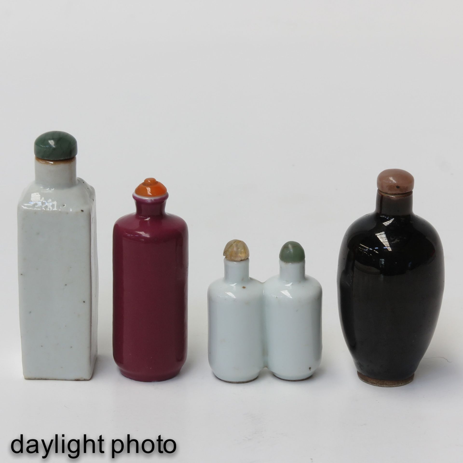 A Collection of 4 Snuff Bottles - Bild 7 aus 10