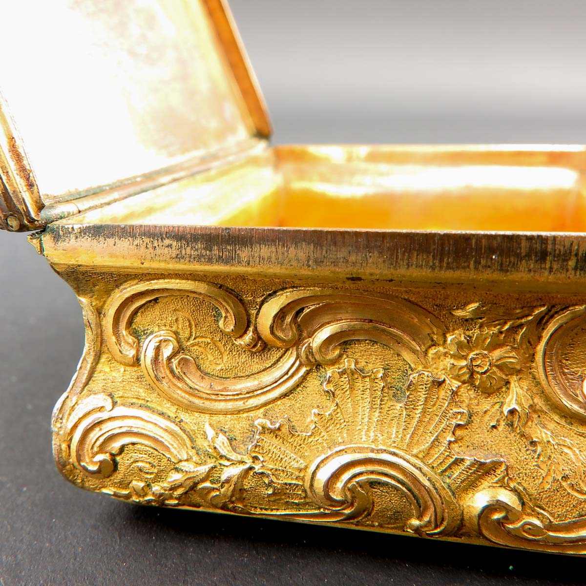 An 18th Century Gilt Snuff Box - Image 10 of 10