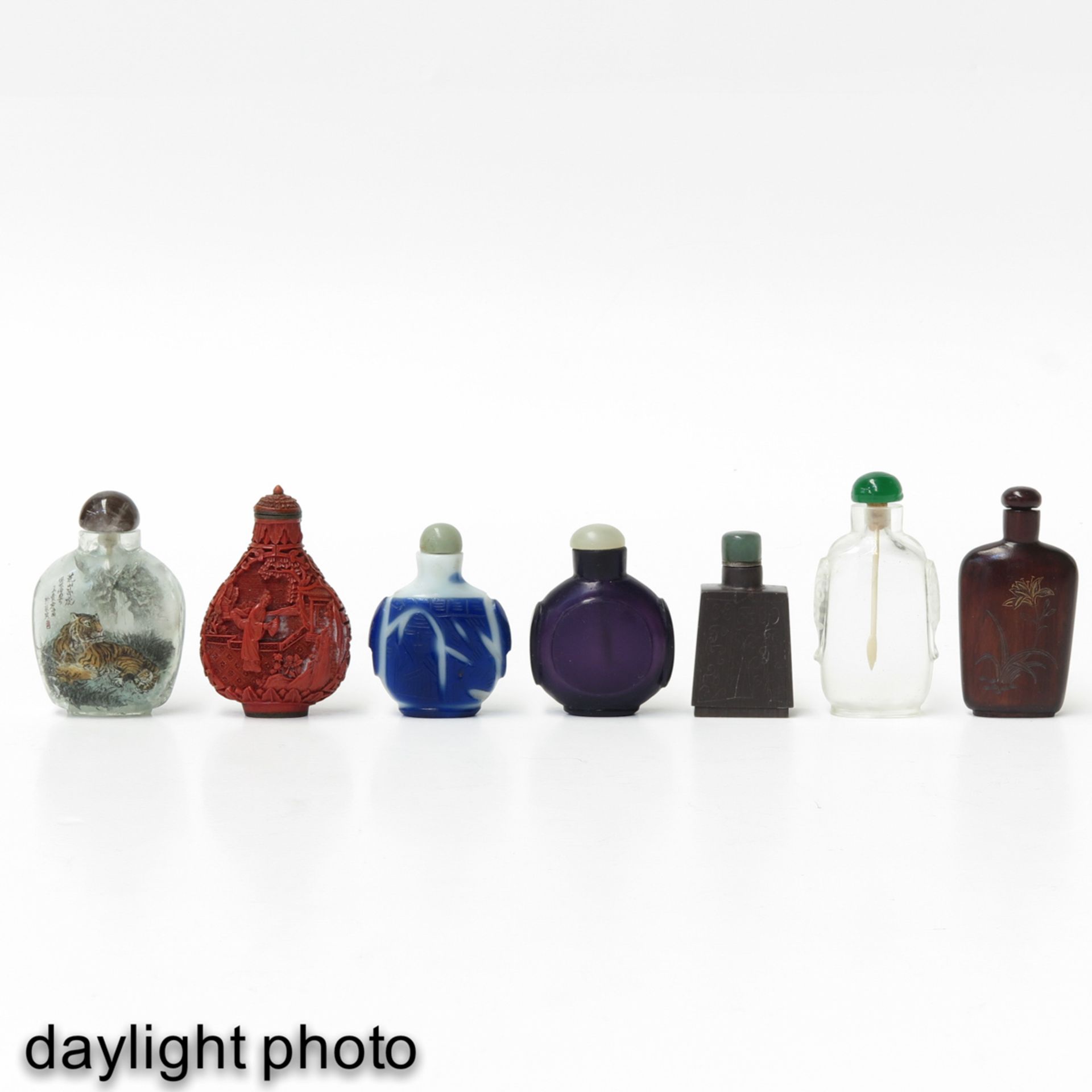 A Collection of 7 Snuff Bottles - Bild 7 aus 10