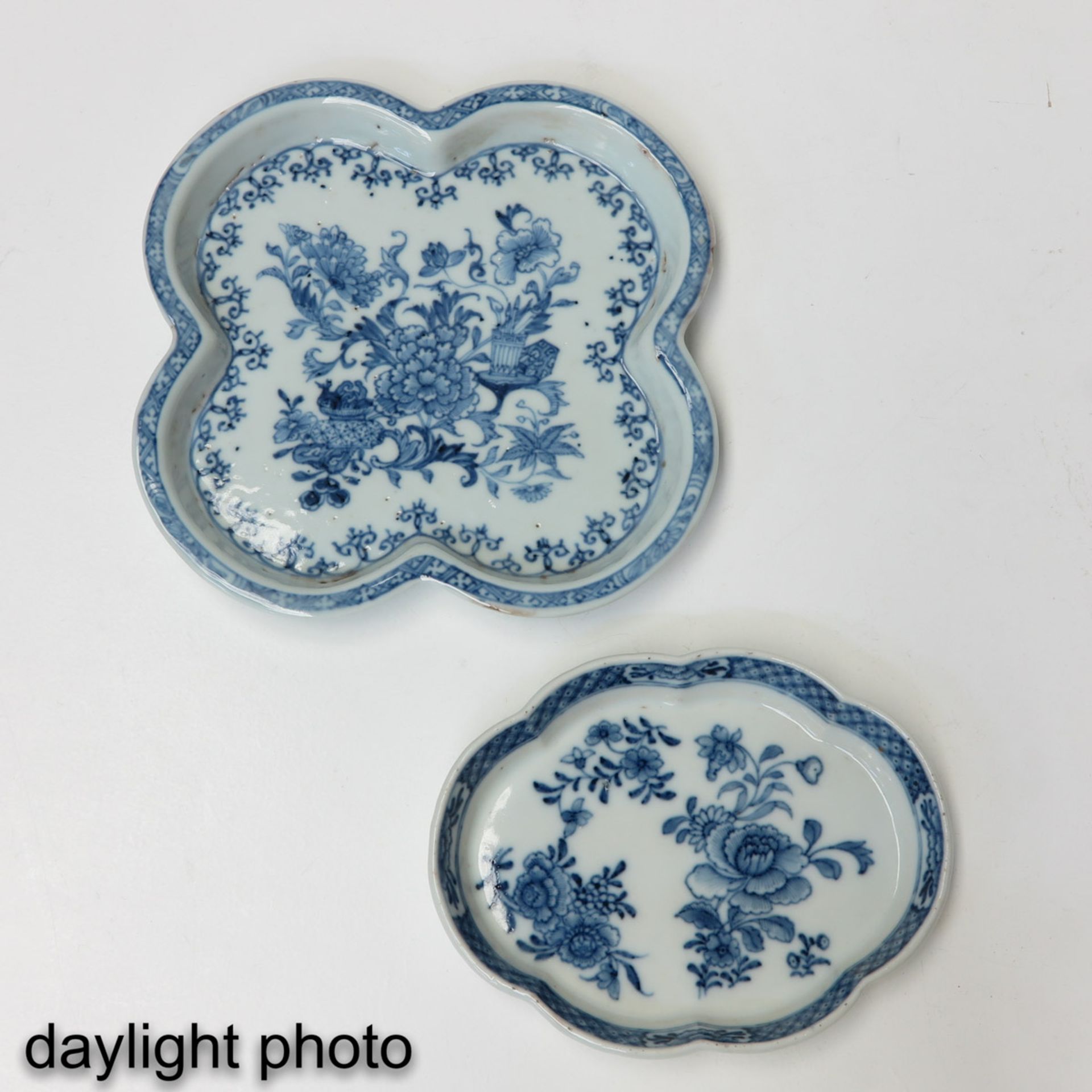A Lot of 2 Blue and White Trays - Bild 7 aus 10