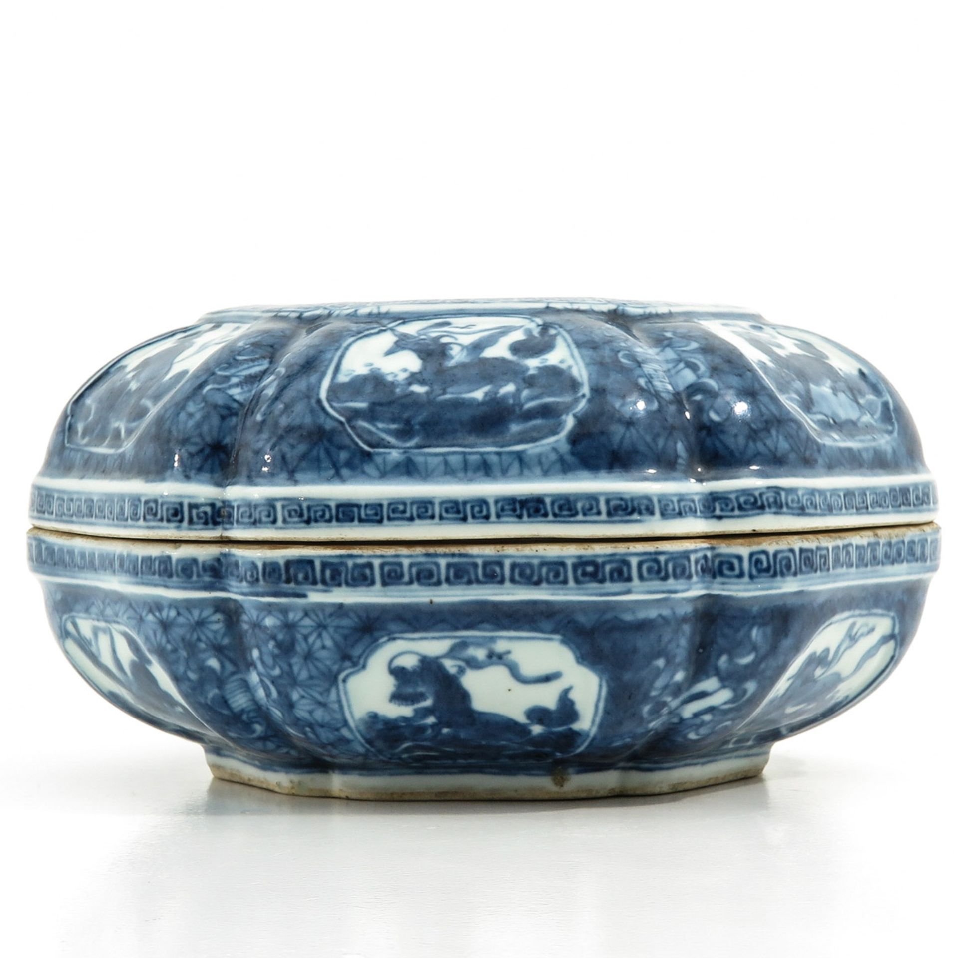 A Blue and White Dish with Cover - Image 3 of 10