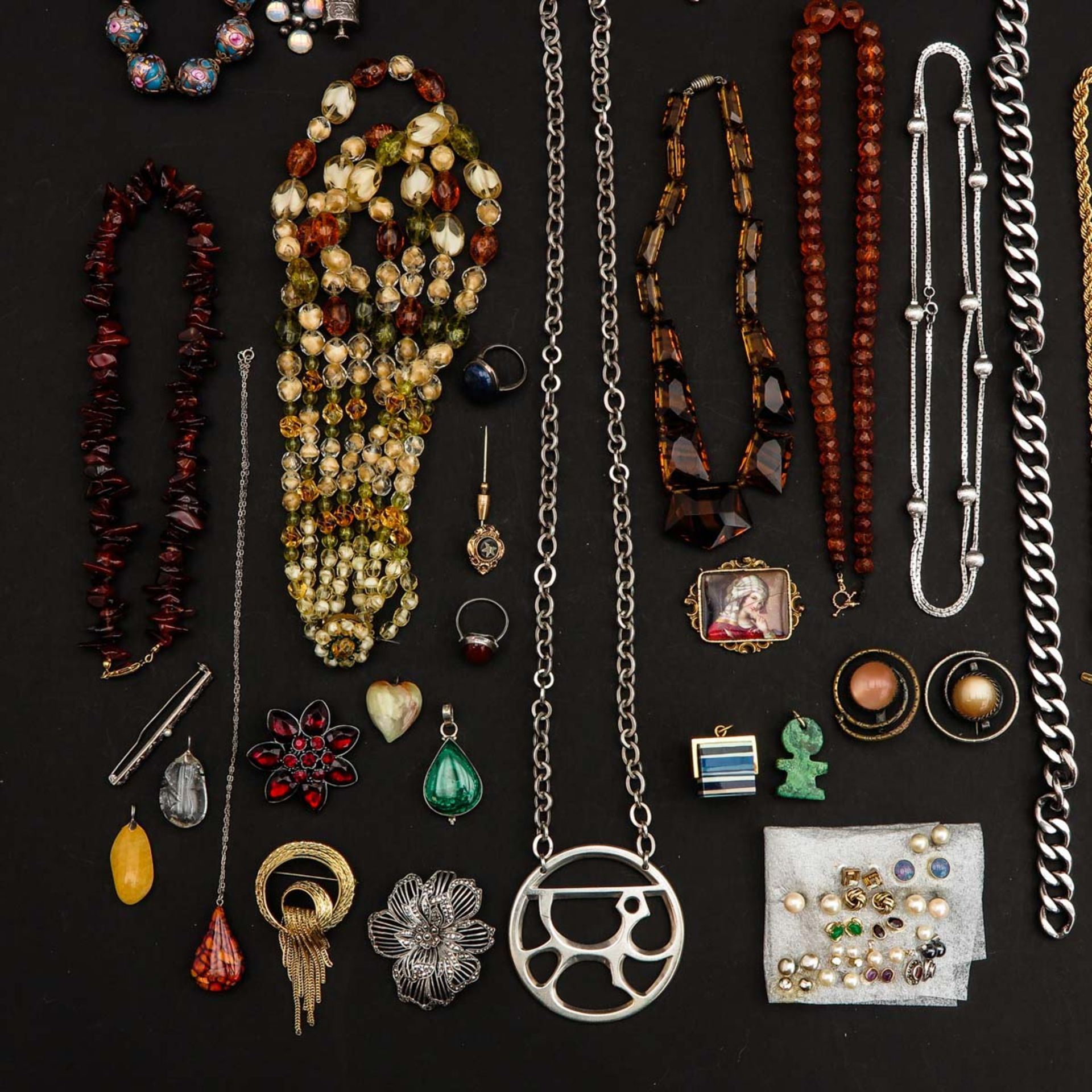 A Jewelry Box of Costume Jewelry - Bild 5 aus 5