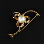 A 14KG Diamond and Pearl Brooch