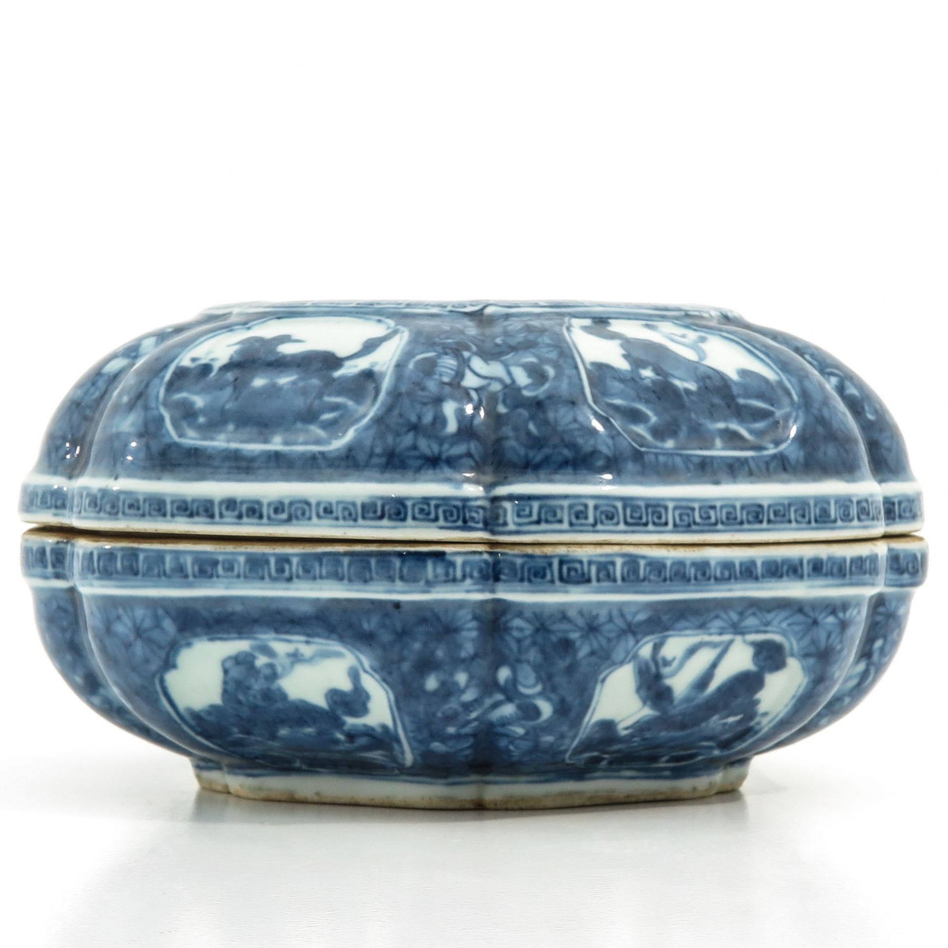 A Blue and White Dish with Cover - Image 2 of 10
