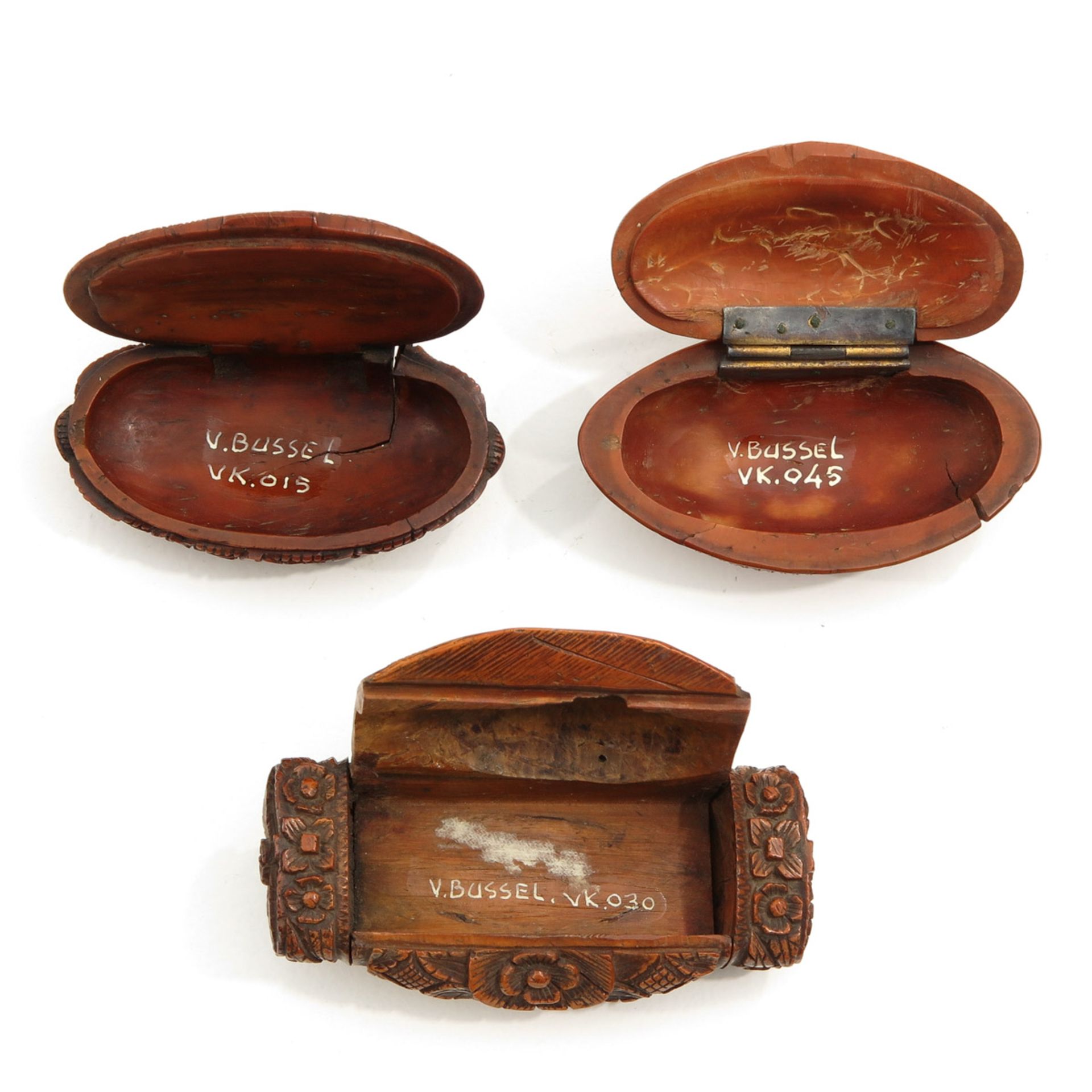 A Lot of 3 Carved Wood Snuff Boxes - Bild 6 aus 9