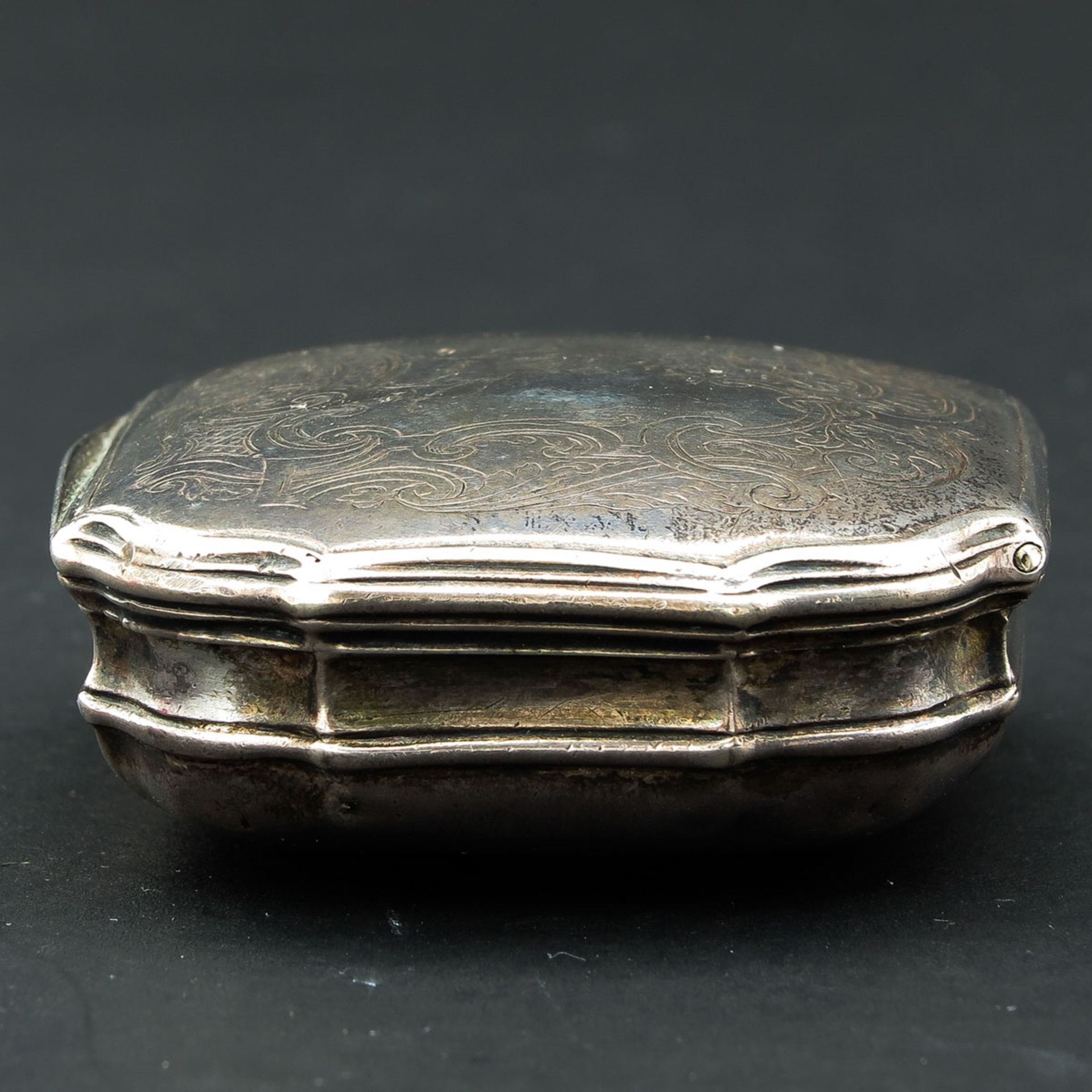 An 18th Century Snuff Box - Image 2 of 10