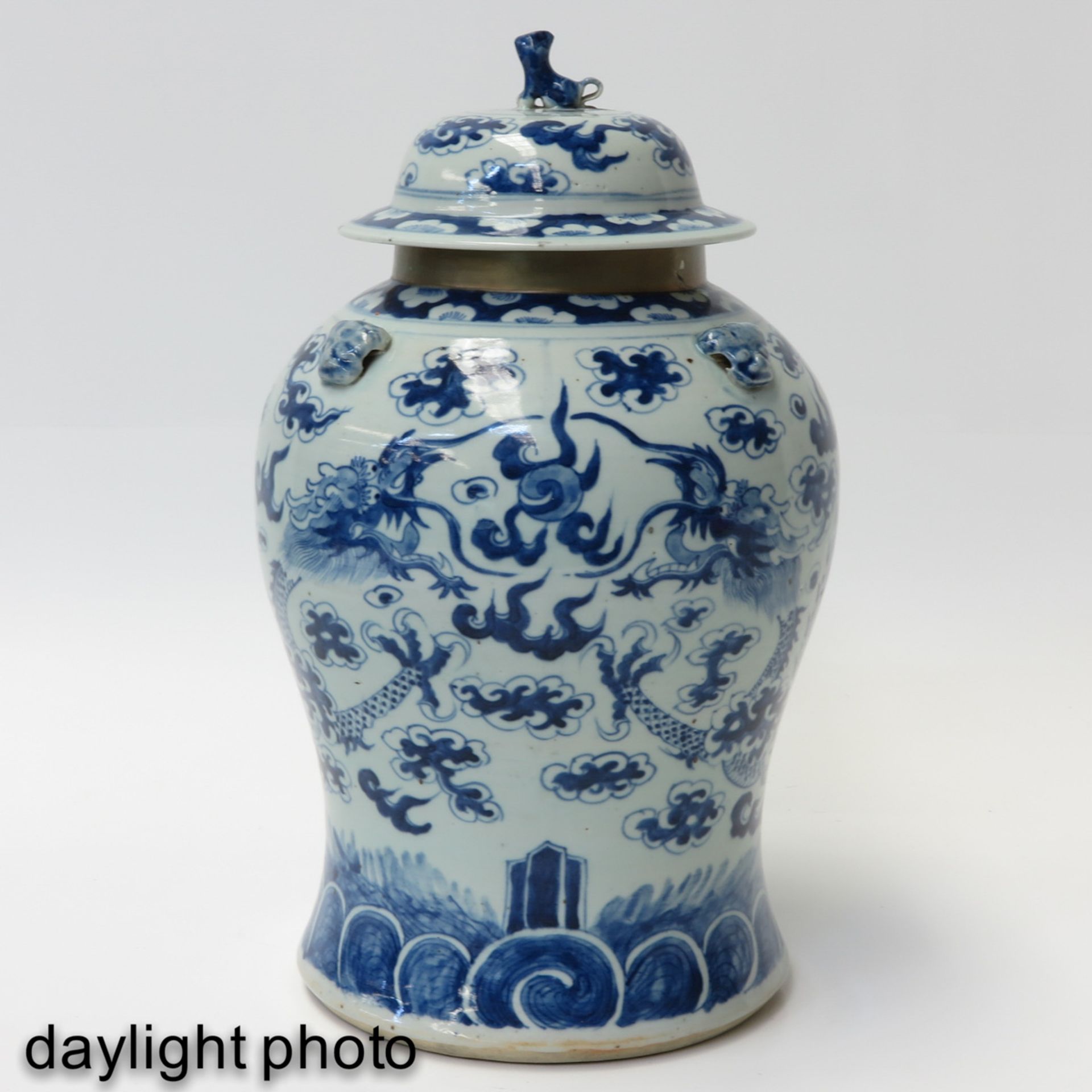 A Blue and White Jar with Cover - Bild 7 aus 10