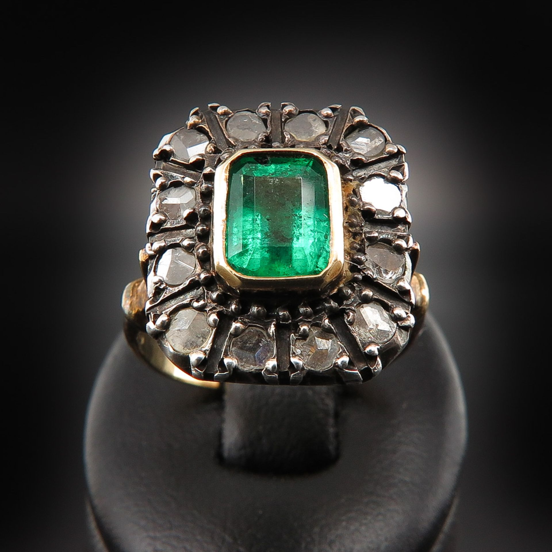 An 18KG Emerald and Diamond Ring - Bild 2 aus 2