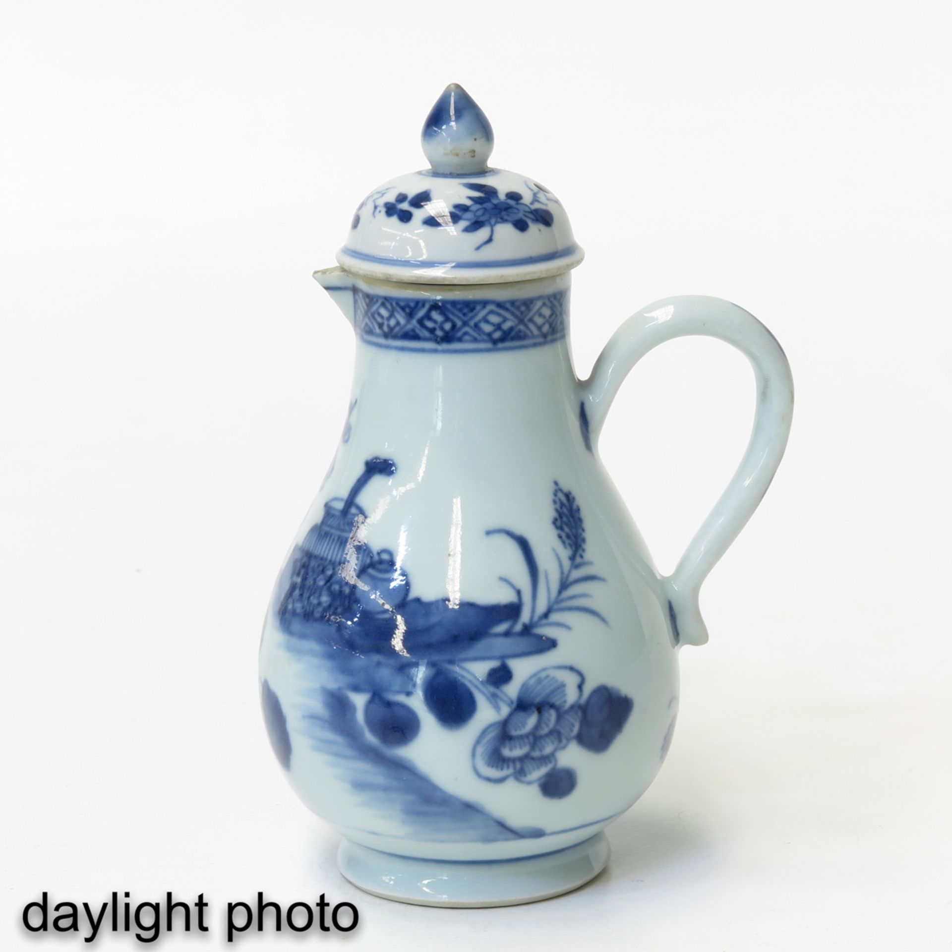 A Blue and White Creamer with Cover - Bild 7 aus 9