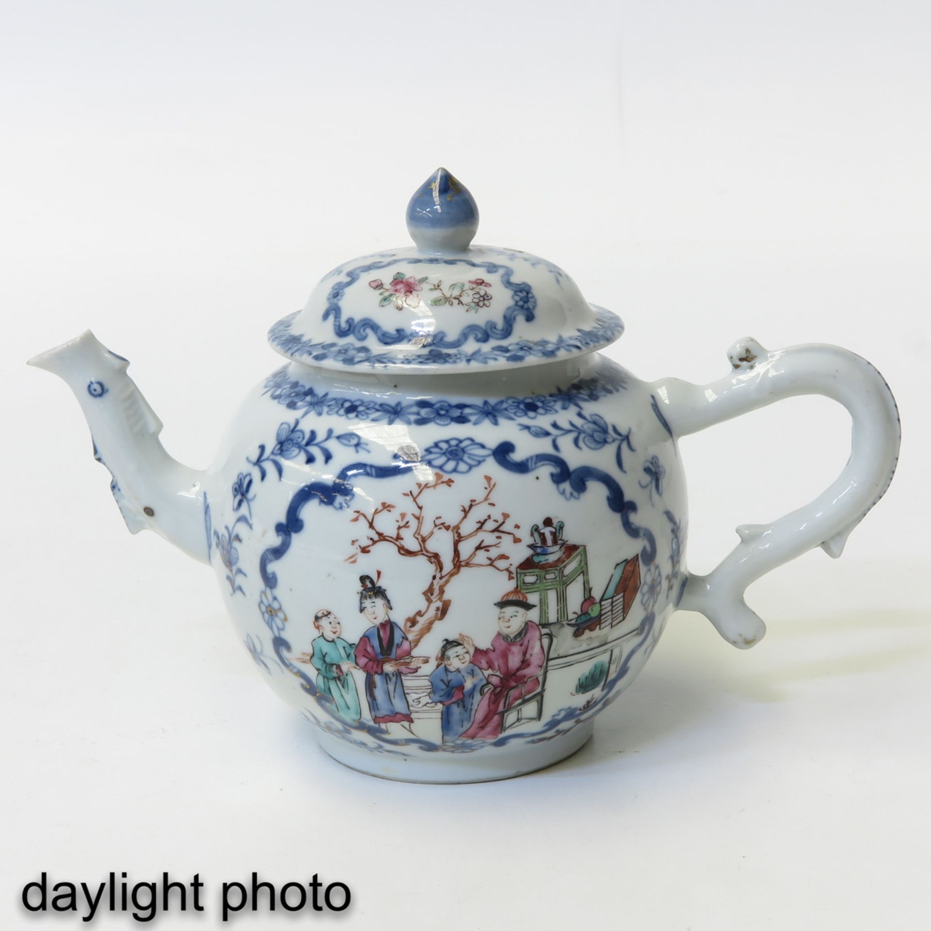 A Famille Rose Teapot - Bild 7 aus 9