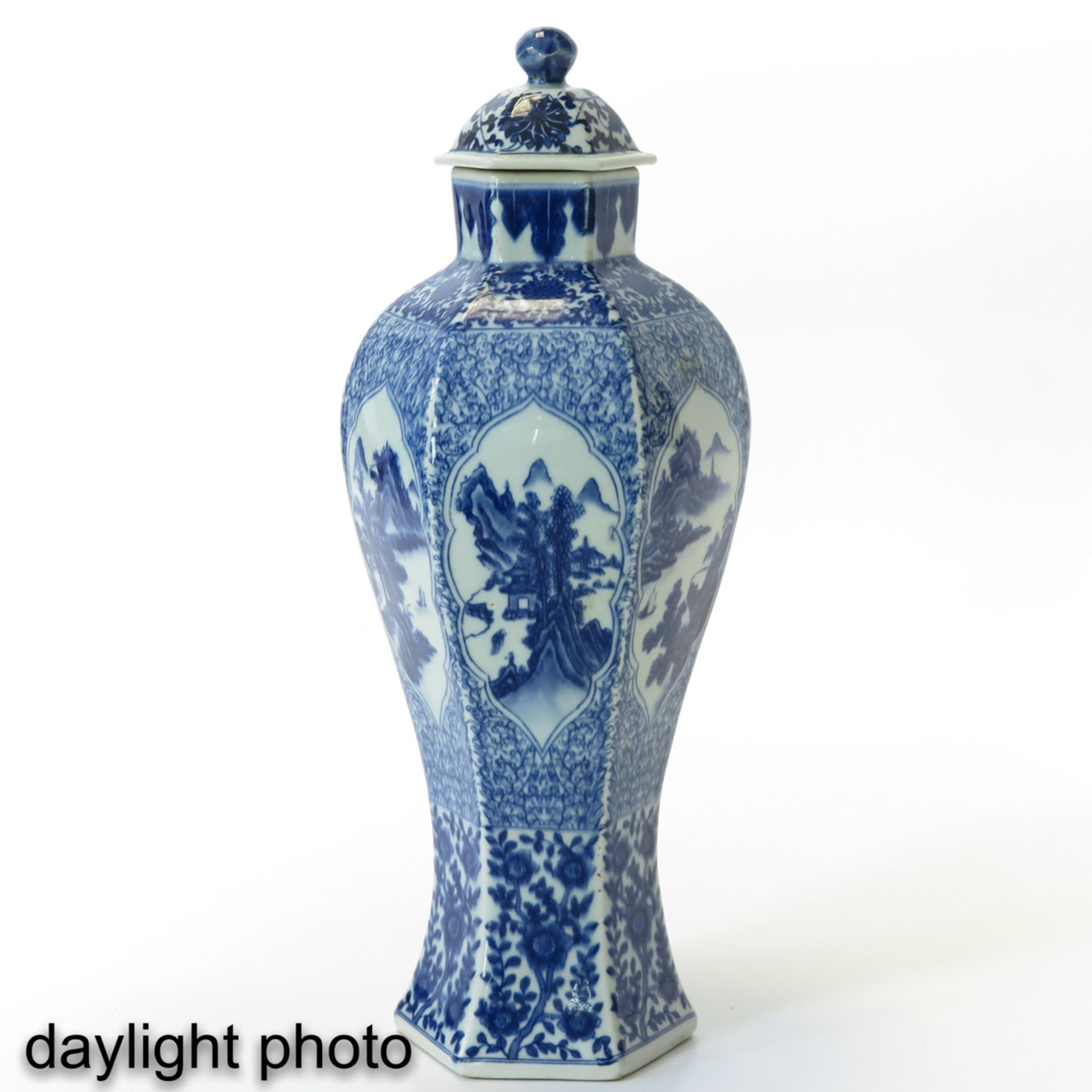 A Pair of Blue and White Vase with Covers - Bild 7 aus 9