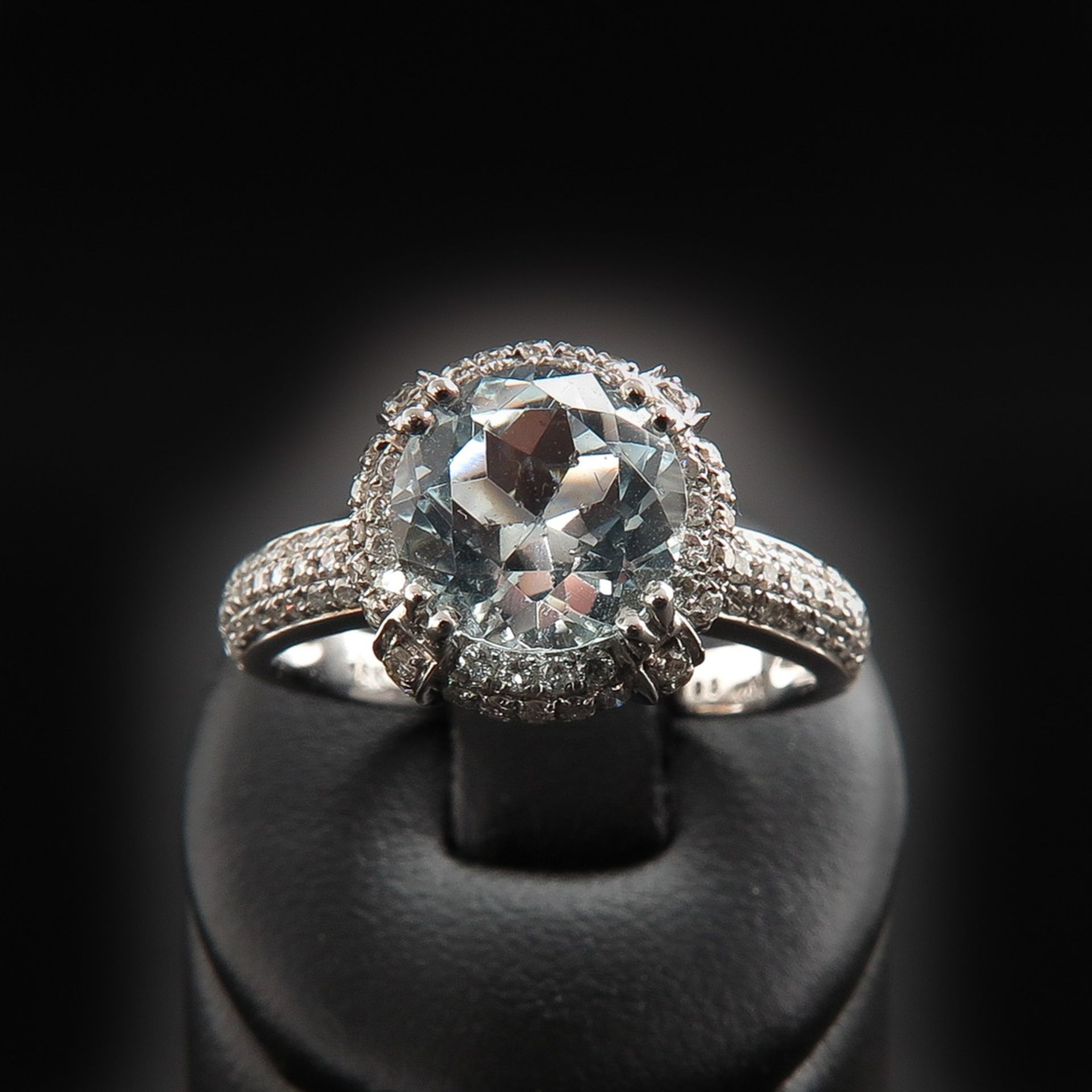 A Ladies 18KG Aquamarine and Diamond Ring - Bild 2 aus 2